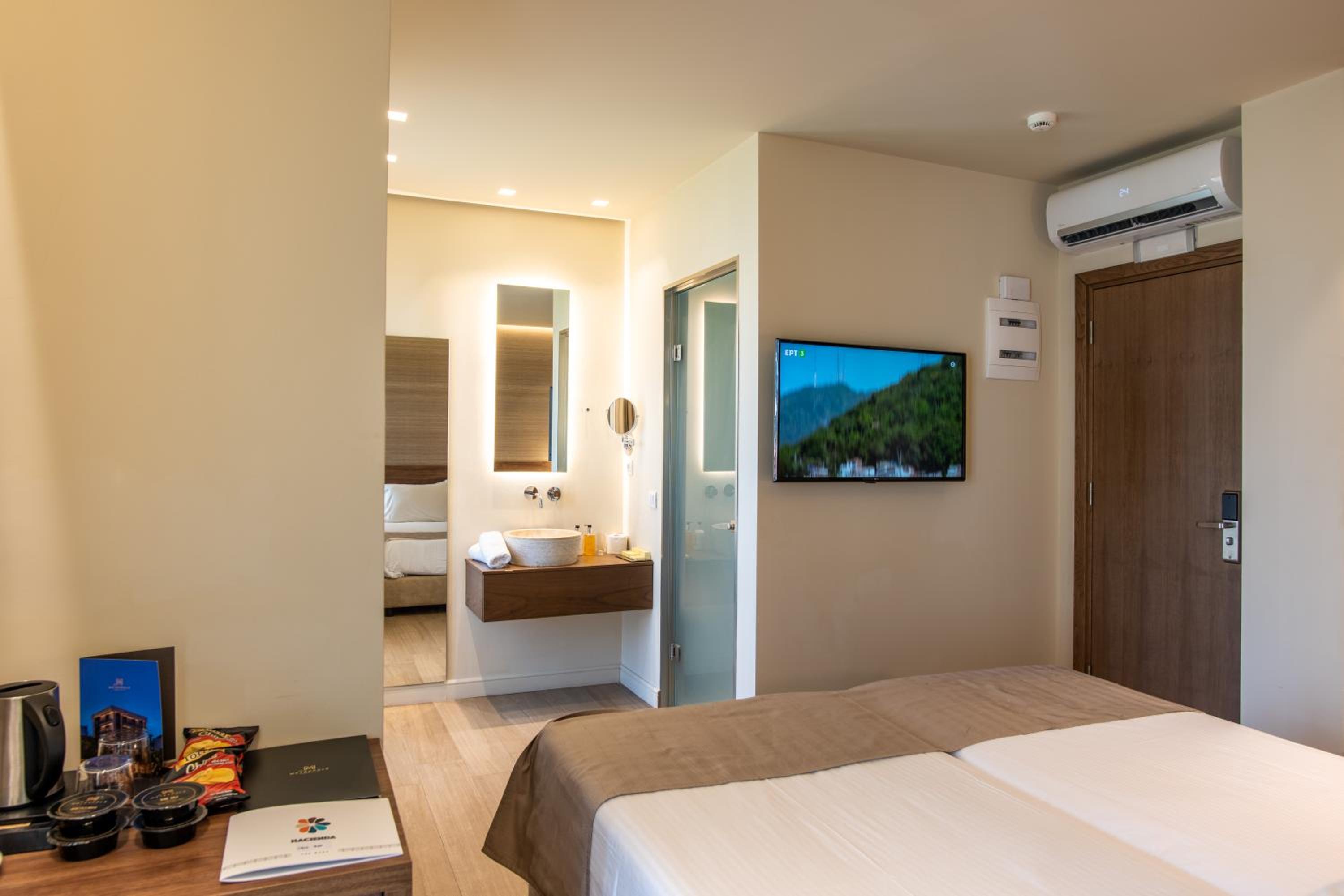 Superior Room with Balcony and City View - Photo 7
