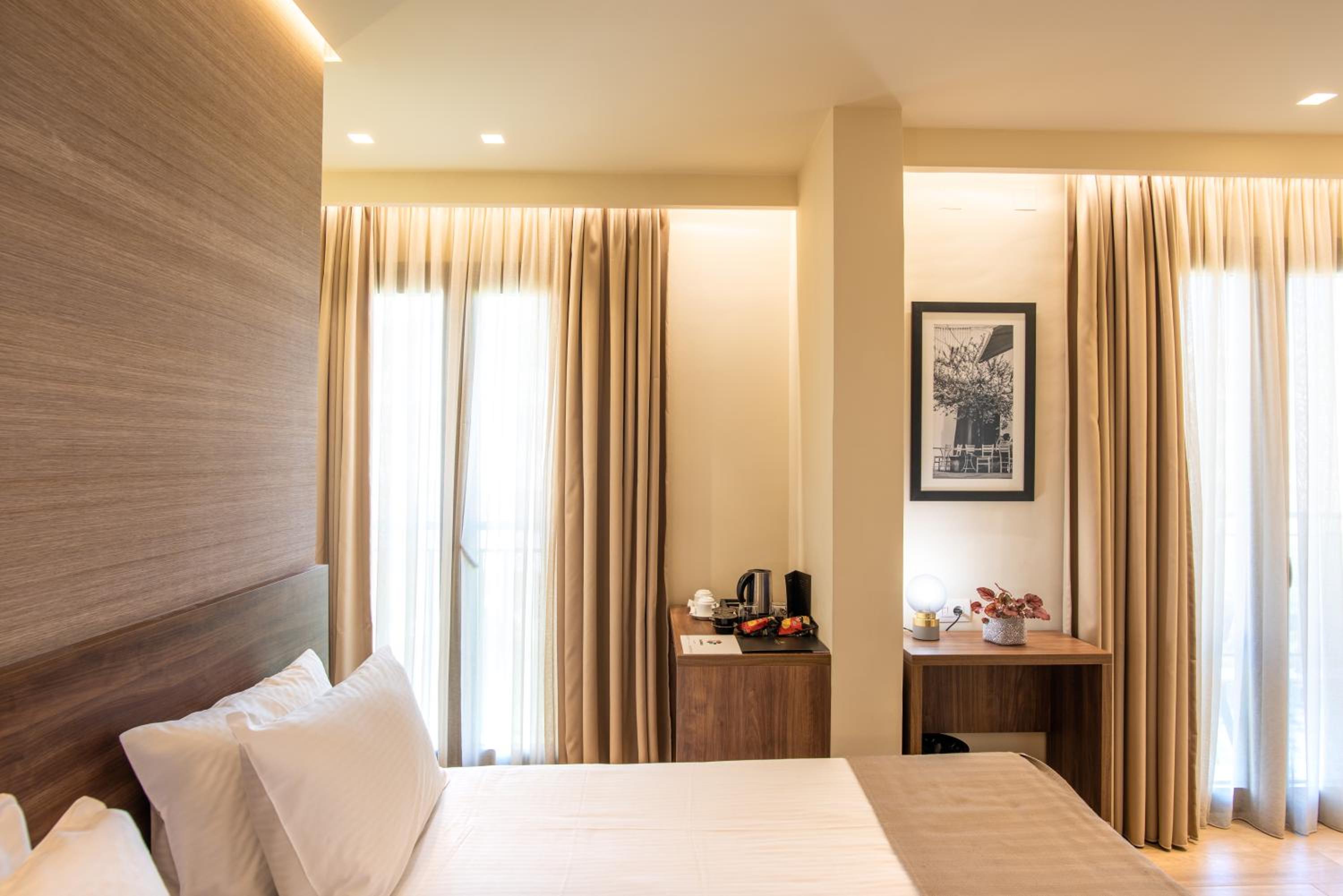 Superior Room with Balcony and City View - Photo 4