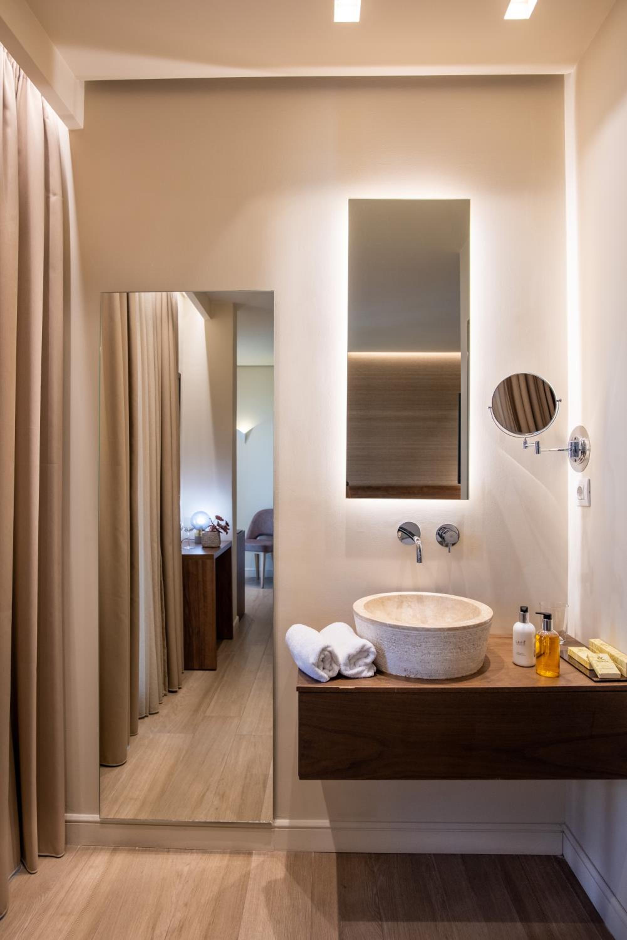 Superior Room with Balcony and City View - Photo 2