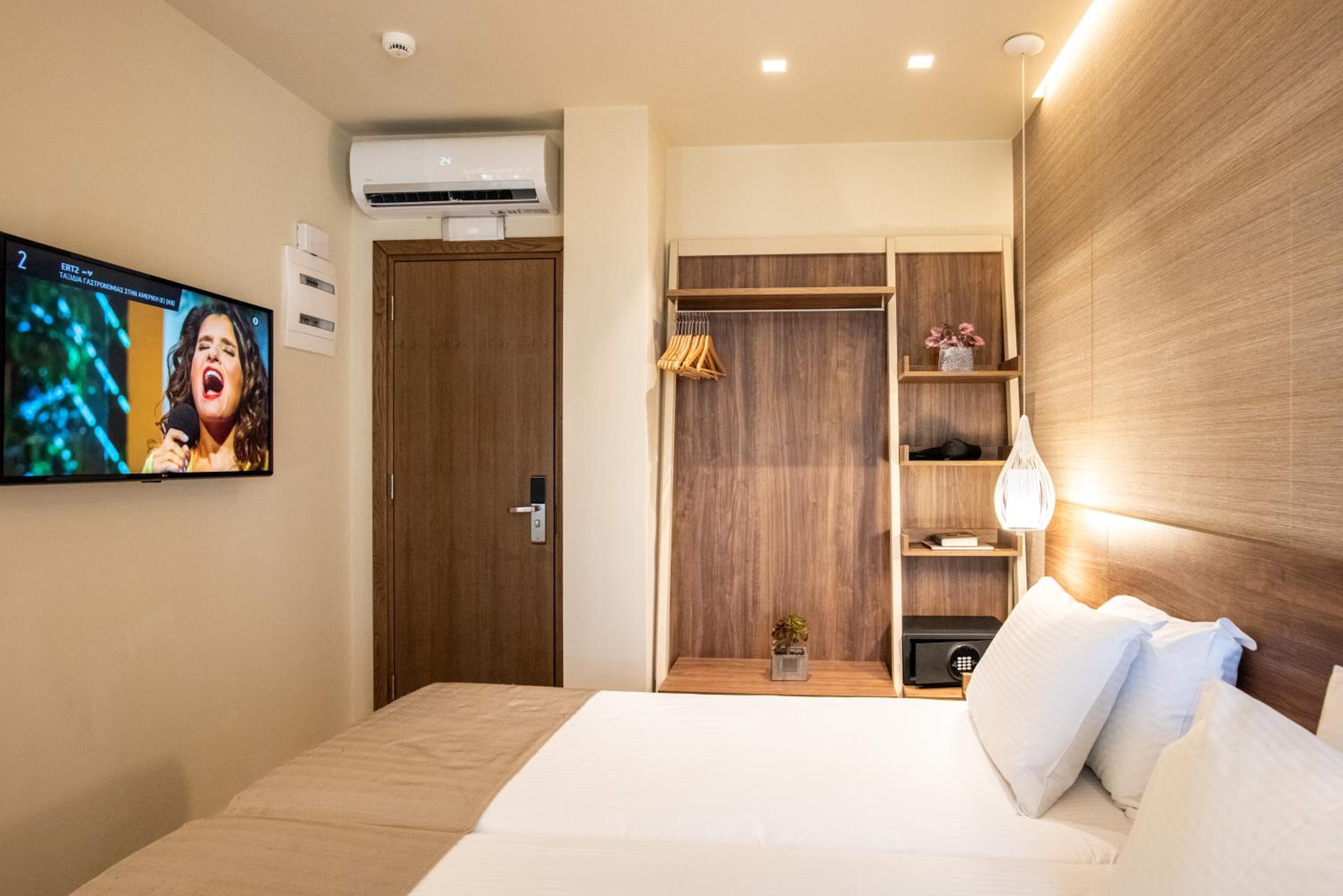 Superior Room with Balcony and City View - Photo 6