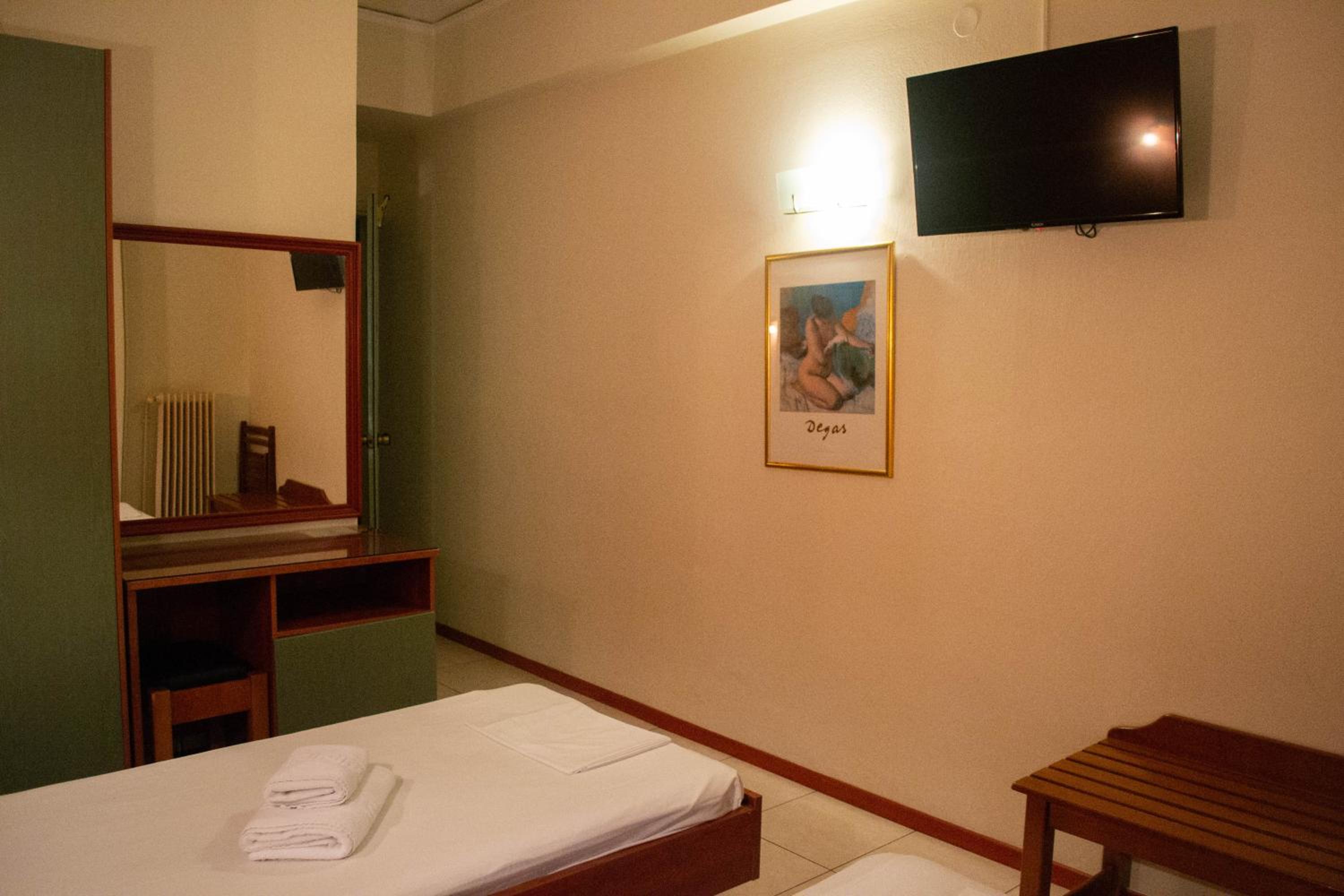 Double or Twin Room - Photo 6