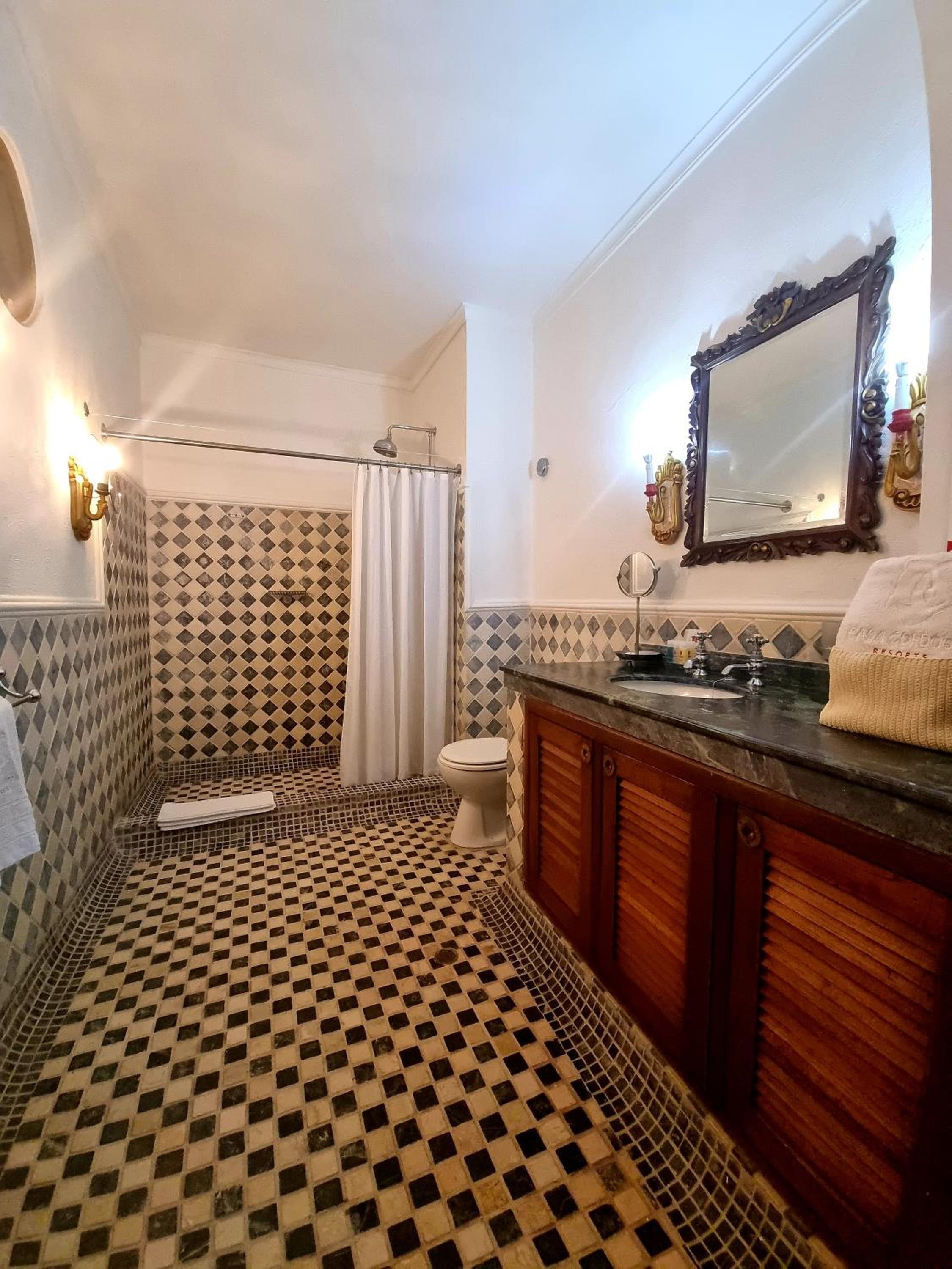 Family Room with Bathroom photo 1