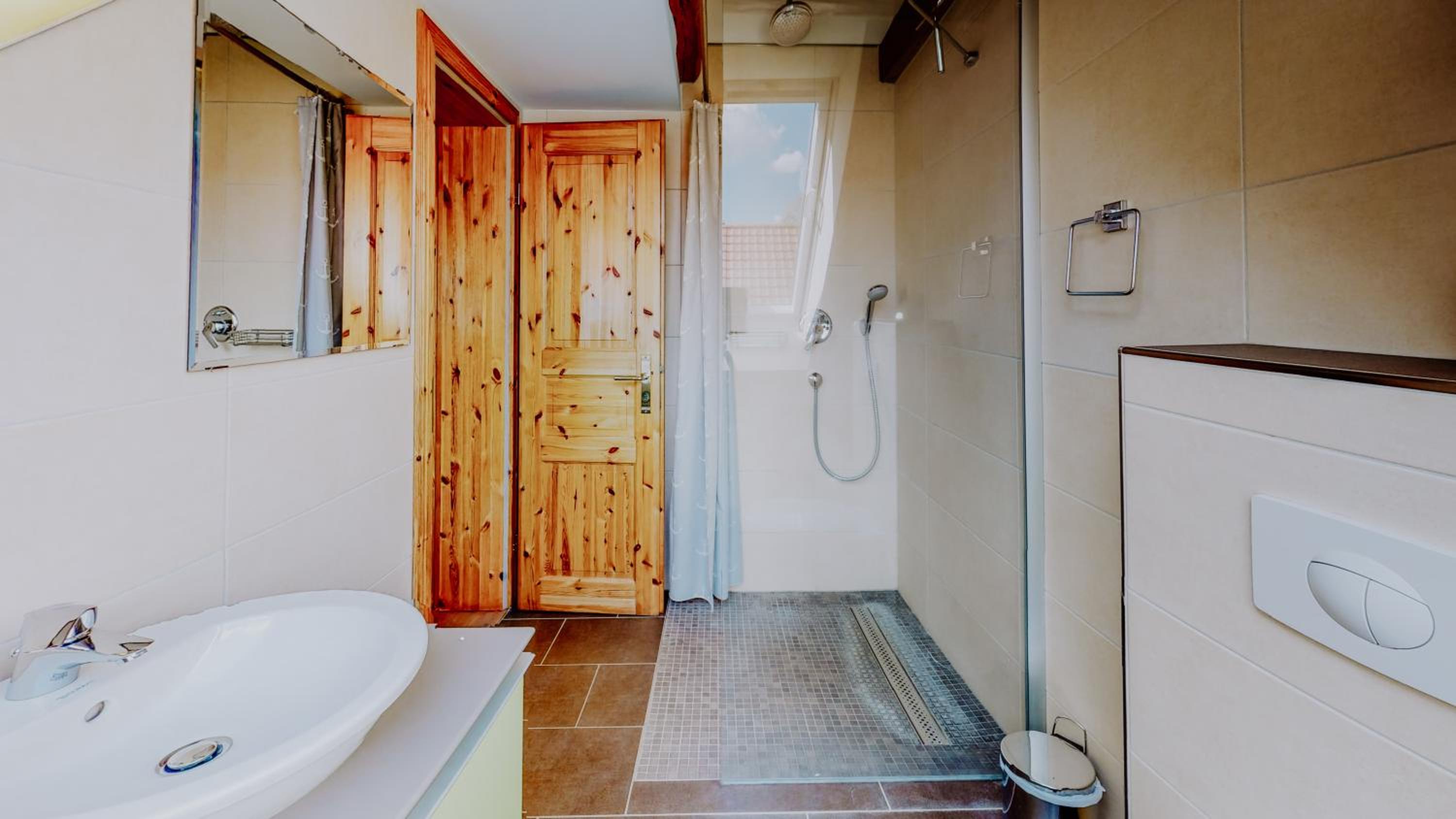 Apartment with Shower photo 2