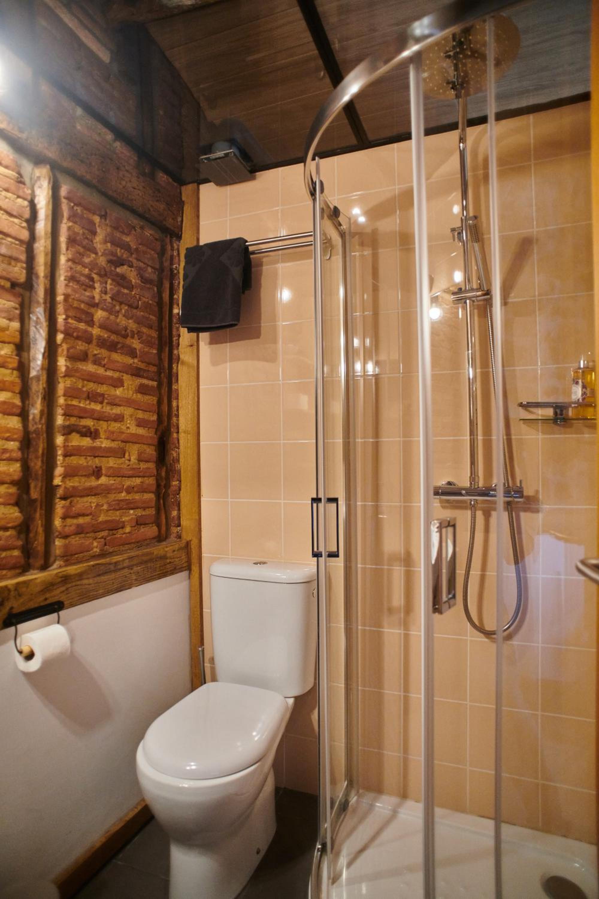 Double Room with Private Bathroom - Photo 2