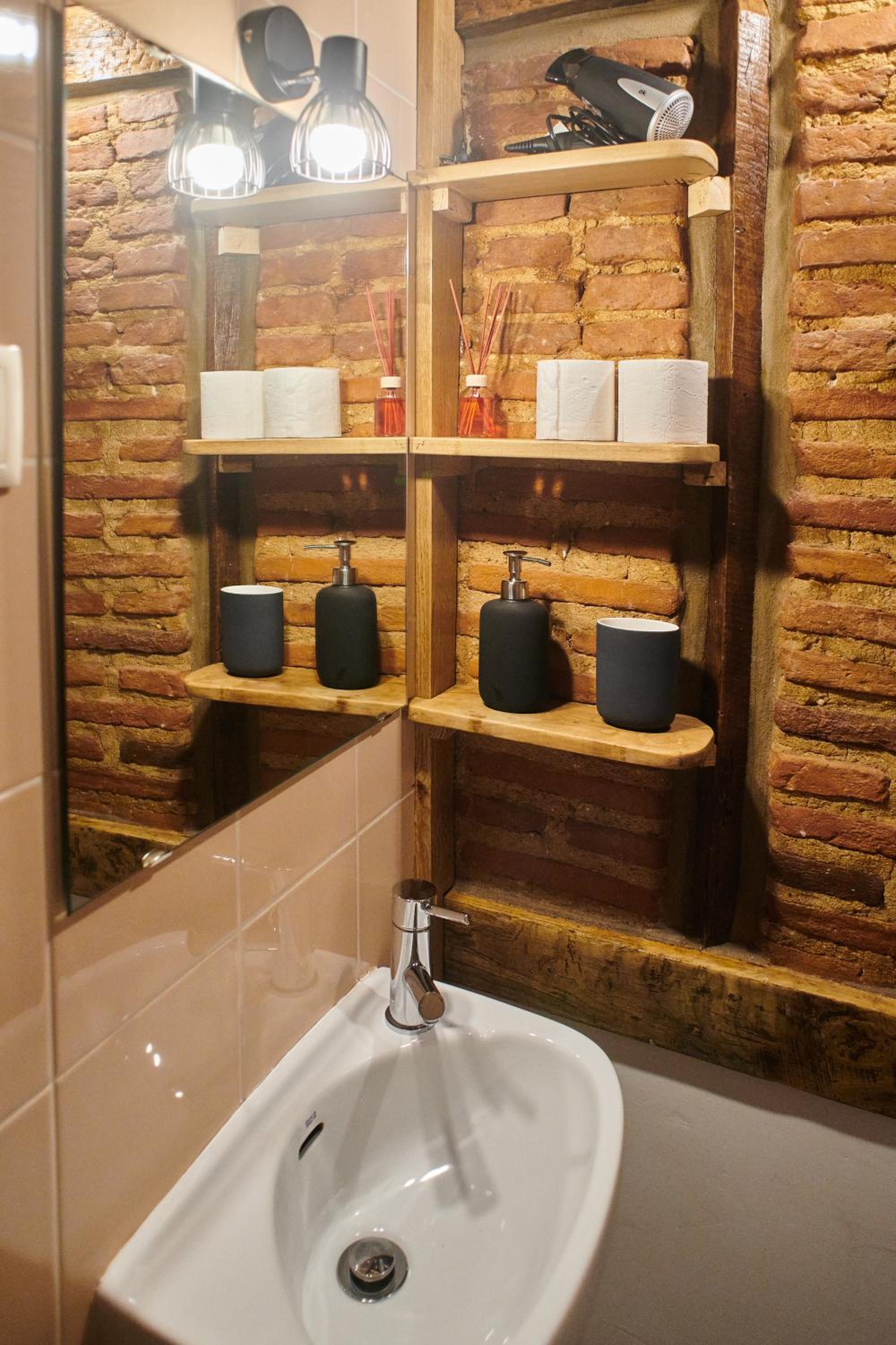 Double Room with Private Bathroom - Photo 4