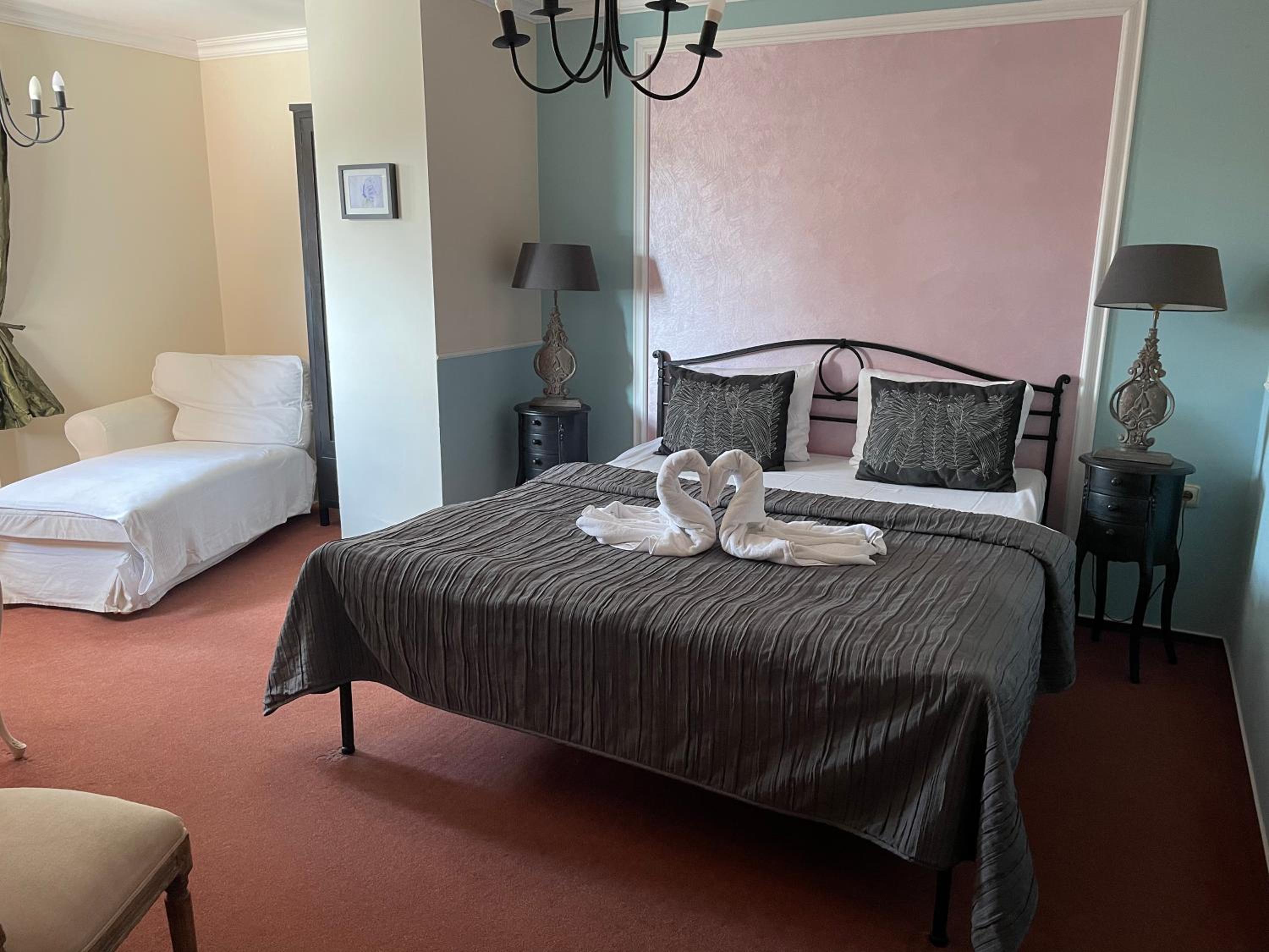 Standard Double Room - Photo 8