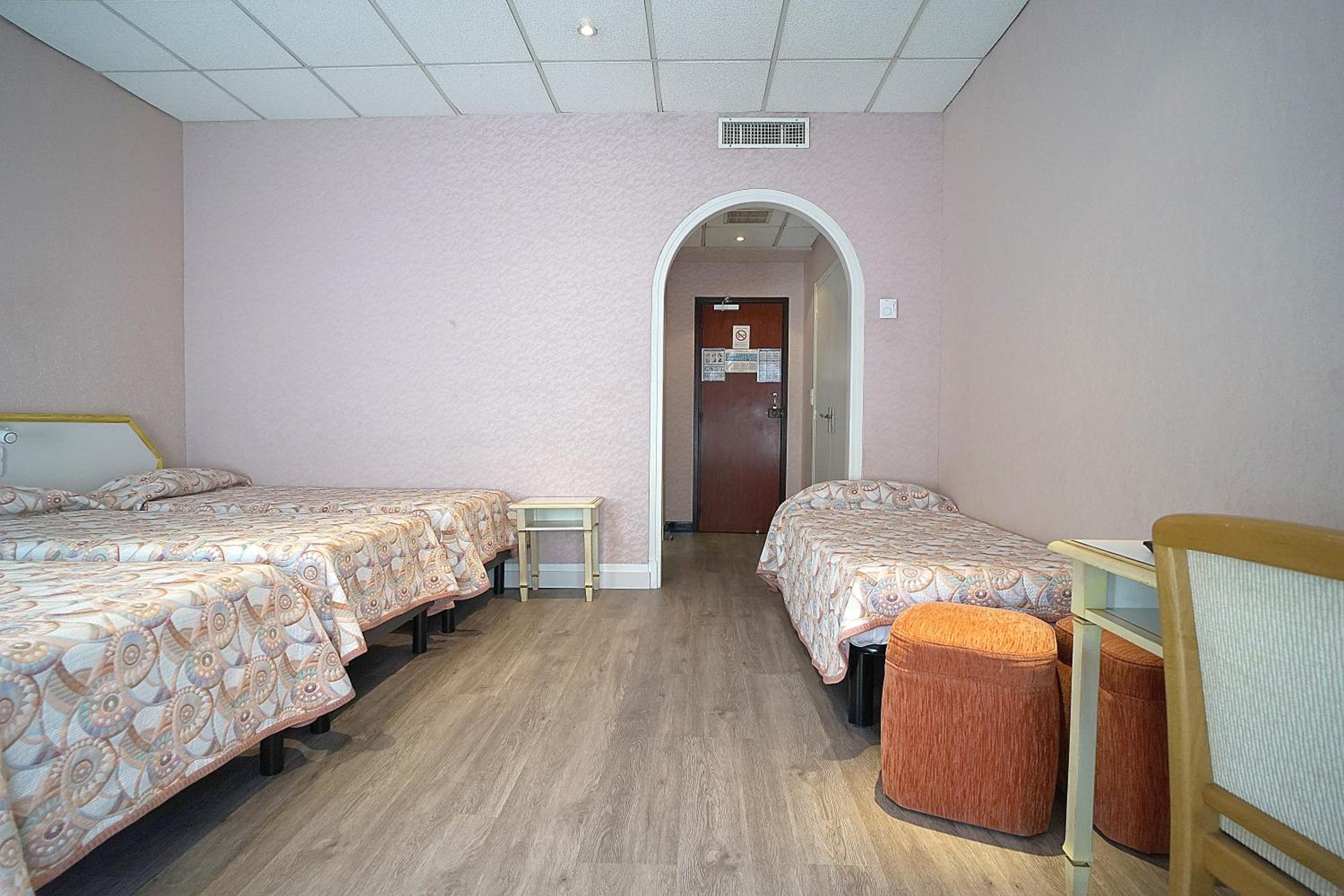 Quadruple Room - Photo 7