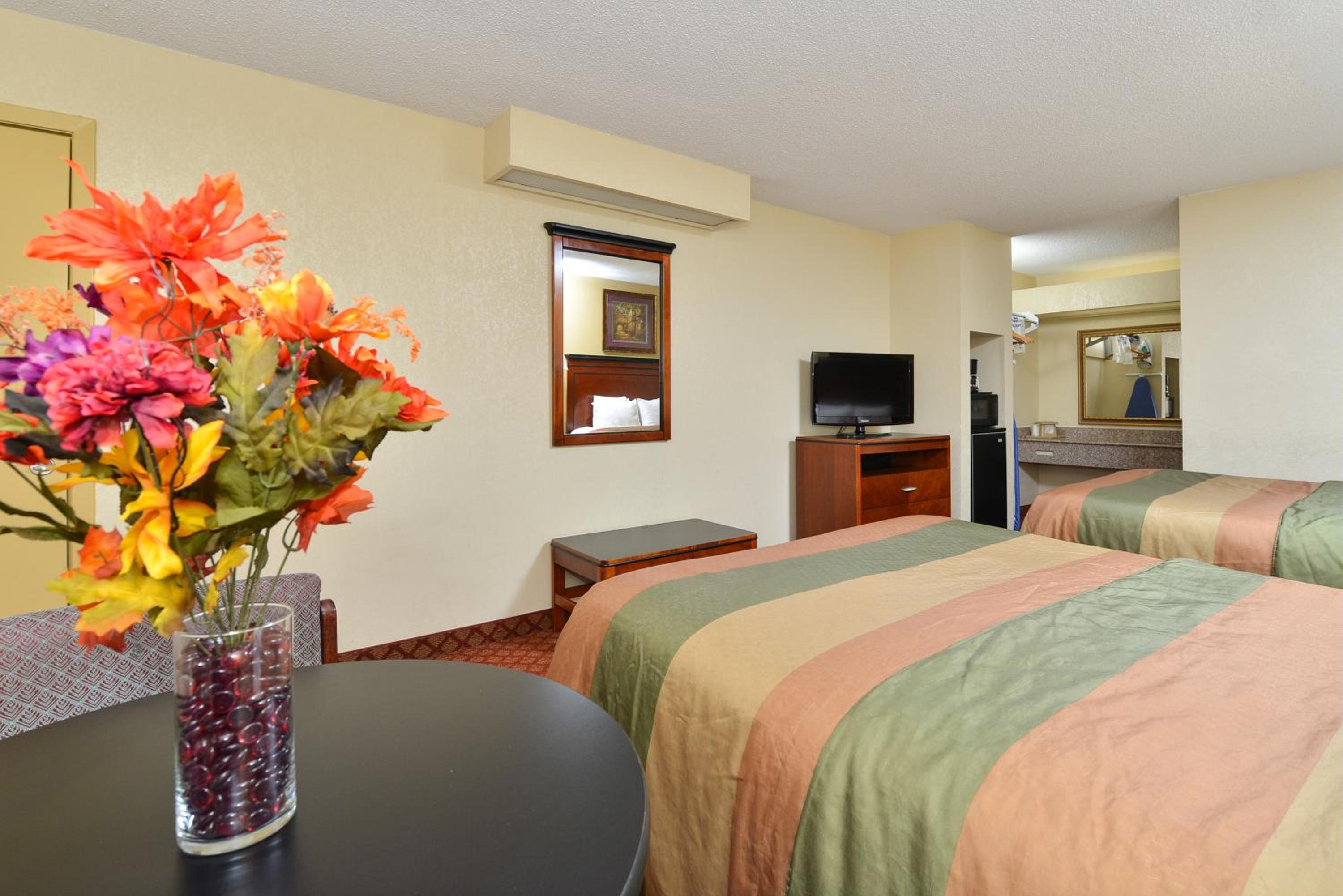 Queen Room with Two Queen Beds Non-Smoking - Photo 2