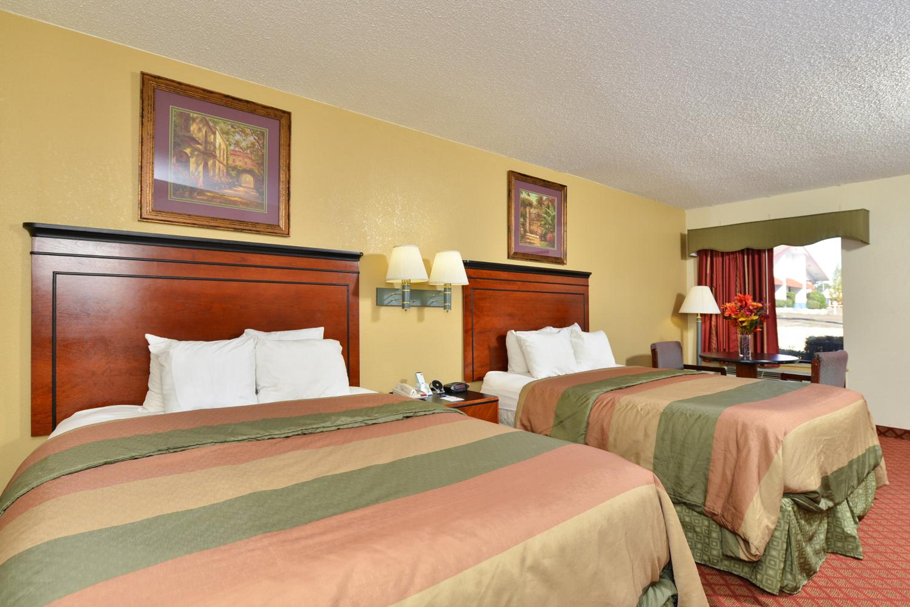Queen Room with Two Queen Beds Non-Smoking - Photo 5