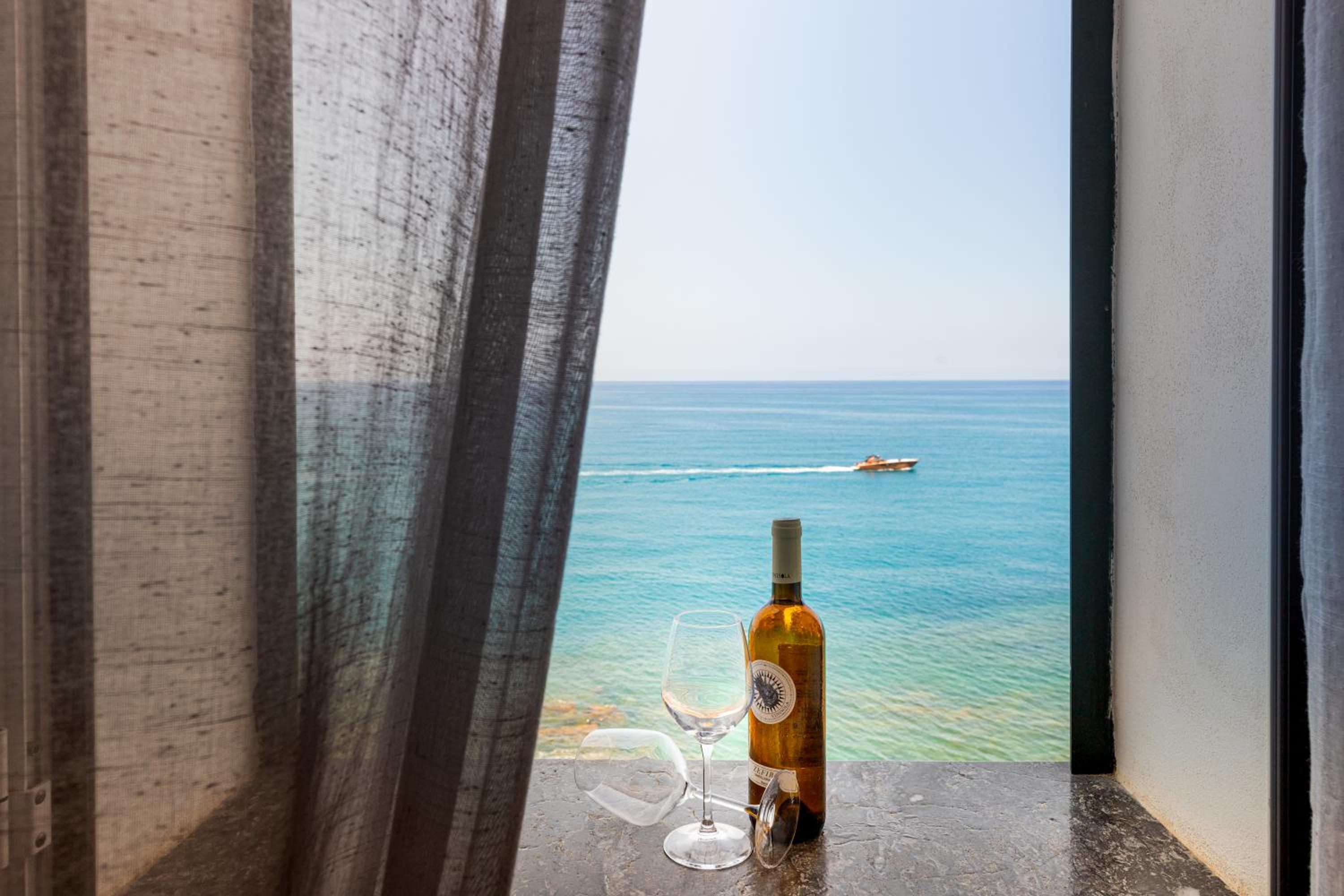 Deluxe Double Room with Sea View - Photo 11