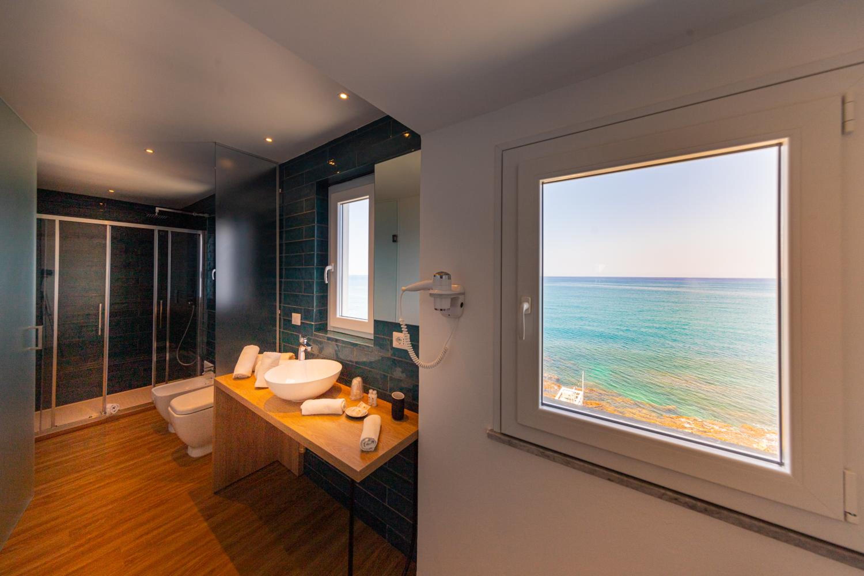 Deluxe Double Room with Sea View - Photo 10