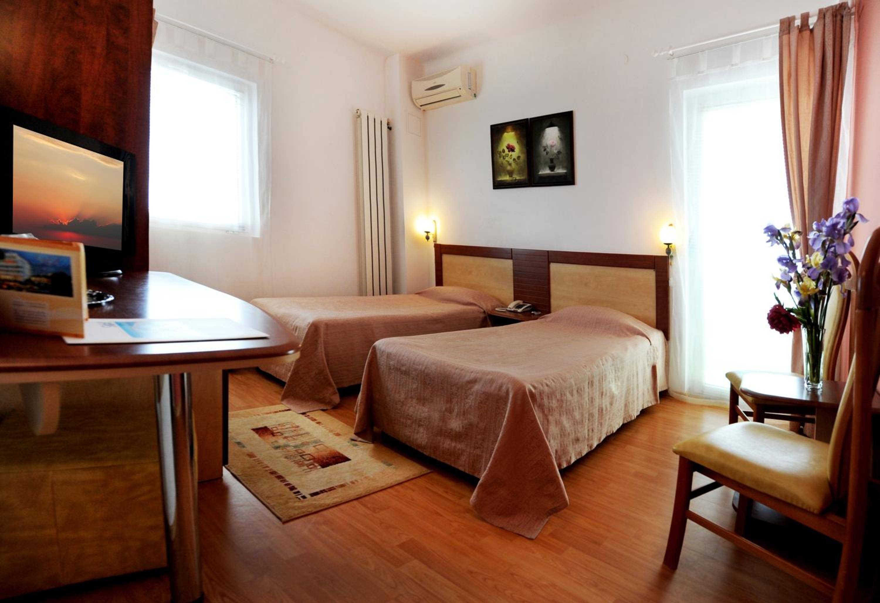 Twin Room - Photo 1