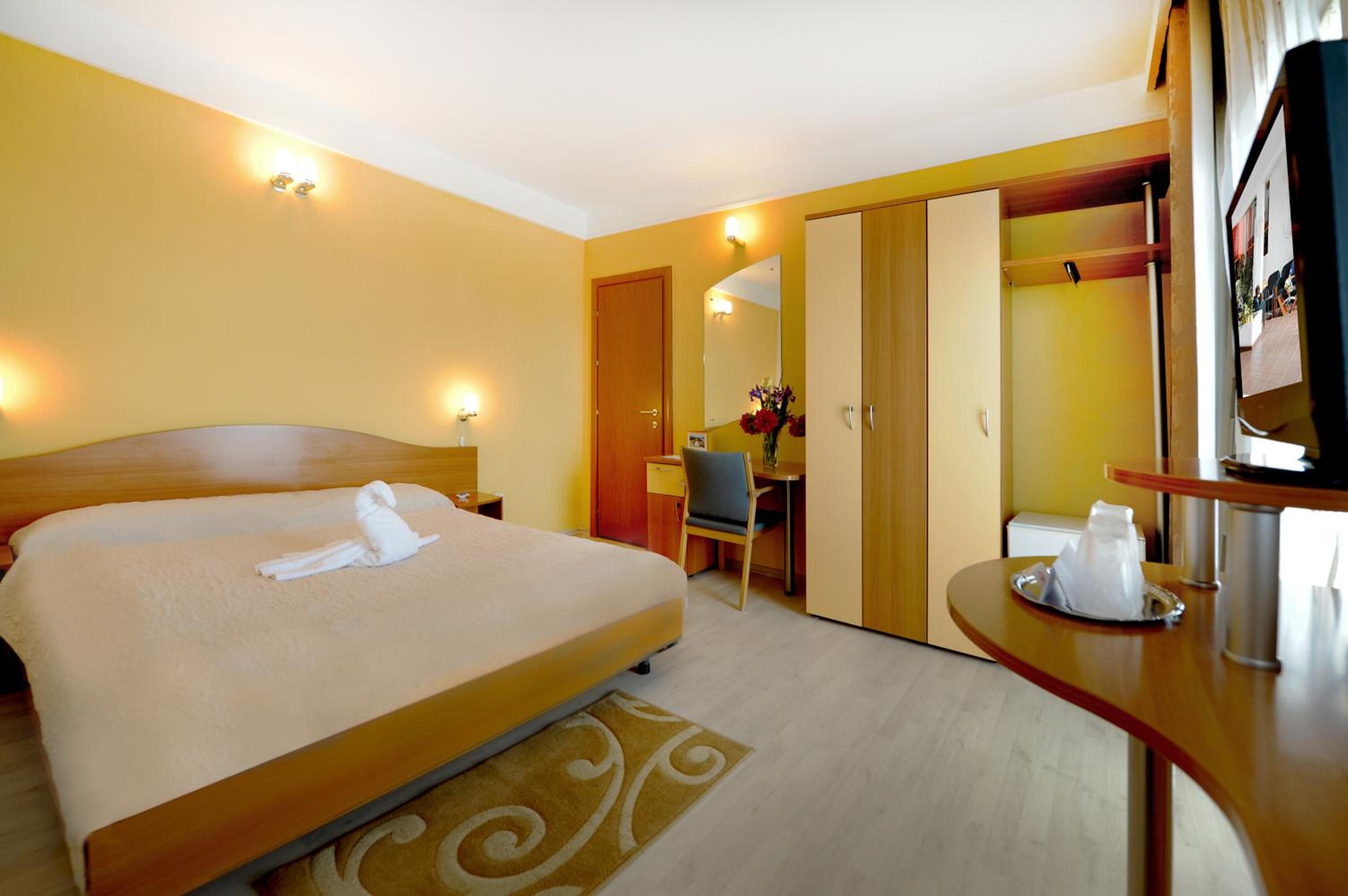 Double Room with large double bed - Photo 10