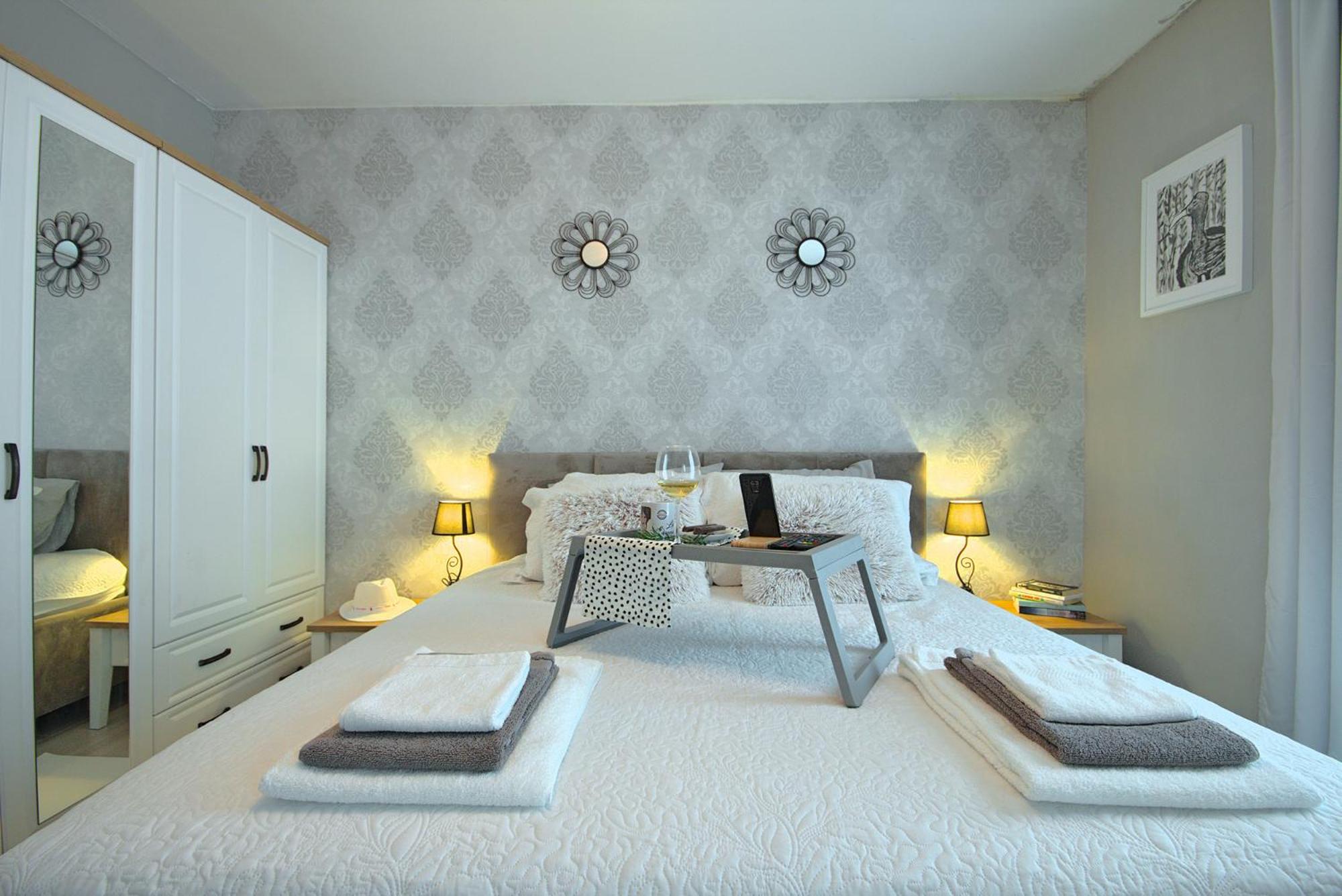 One-Bedroom Apartment - Photo 1