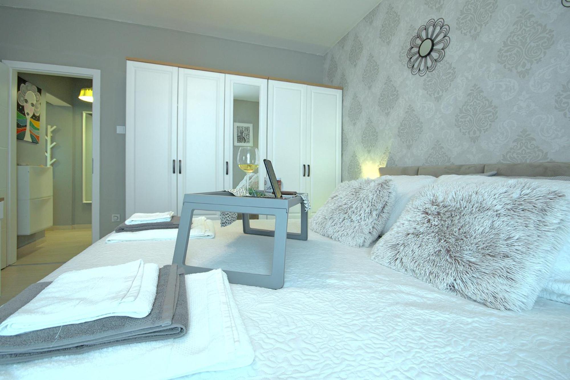 One-Bedroom Apartment - Photo 2