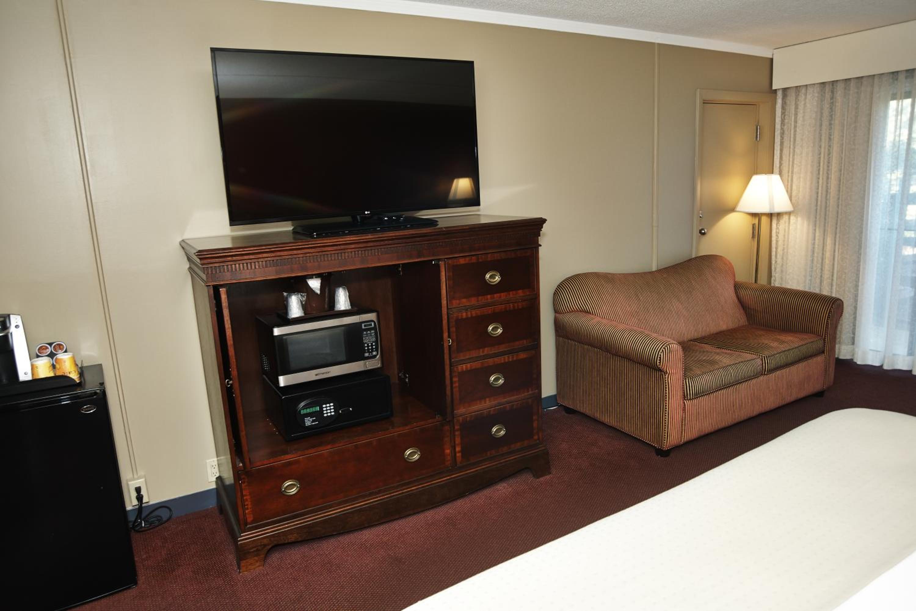 1st Floor Pet Friendly King Bed W/Couch
