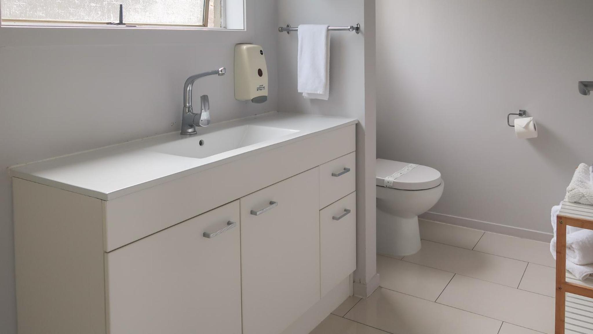 Studio with ensuite photo 3