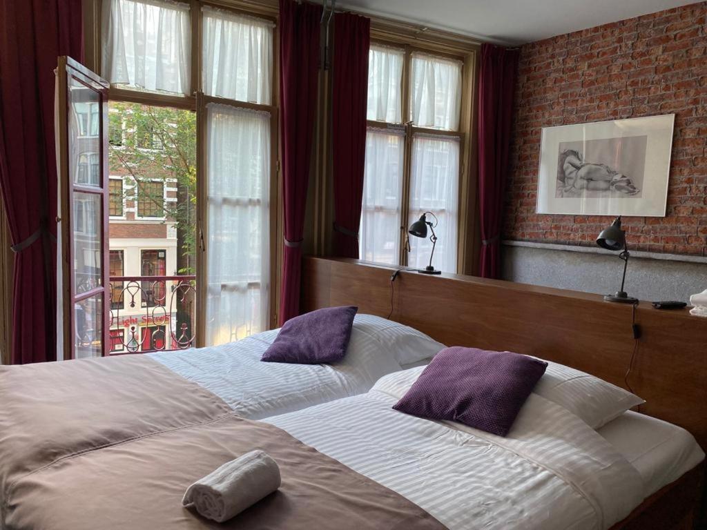 Superior Twin Room with City View thumbnail 5