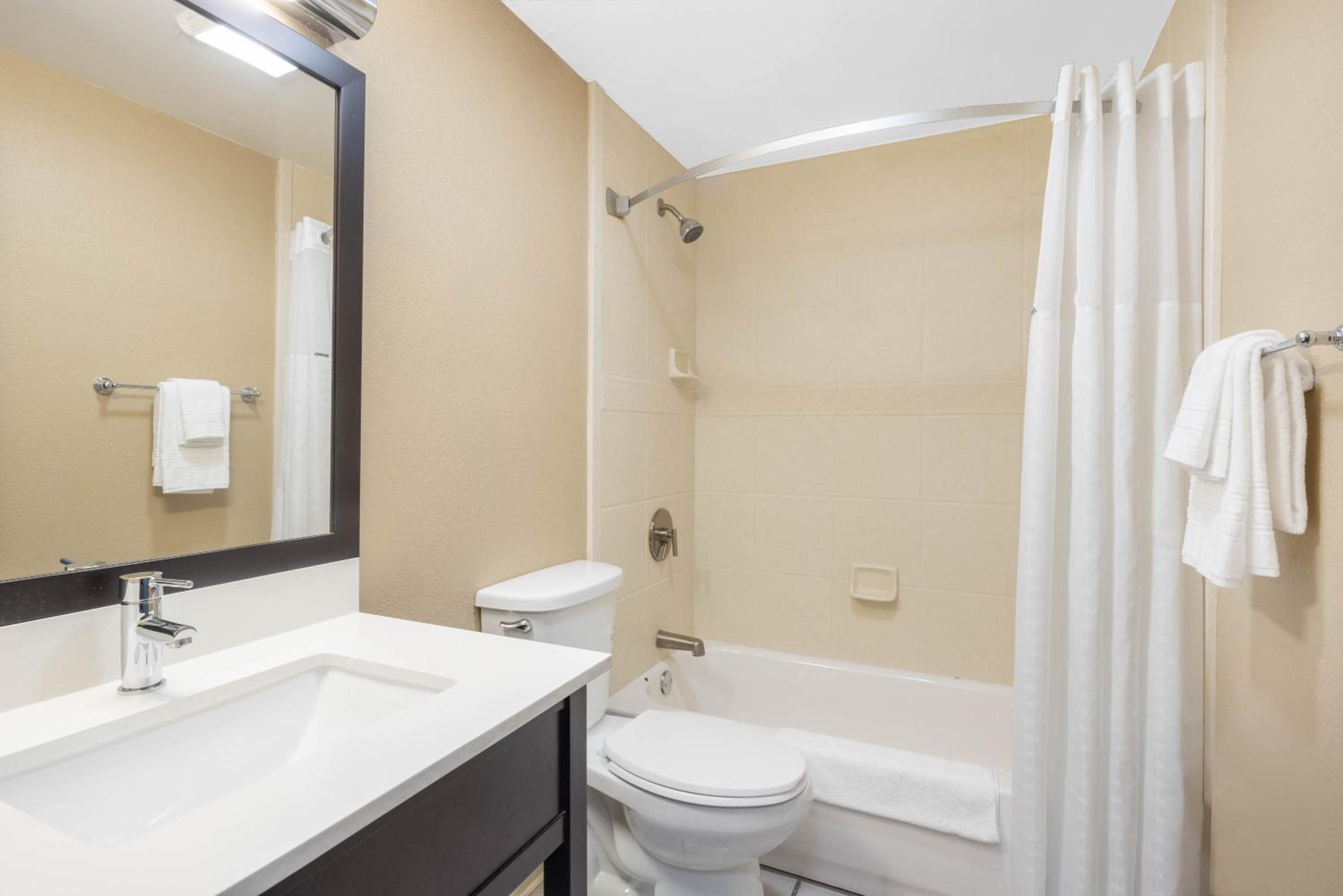 Deluxe Double Room with Two Double Beds - Non-Smoking - Photo 2