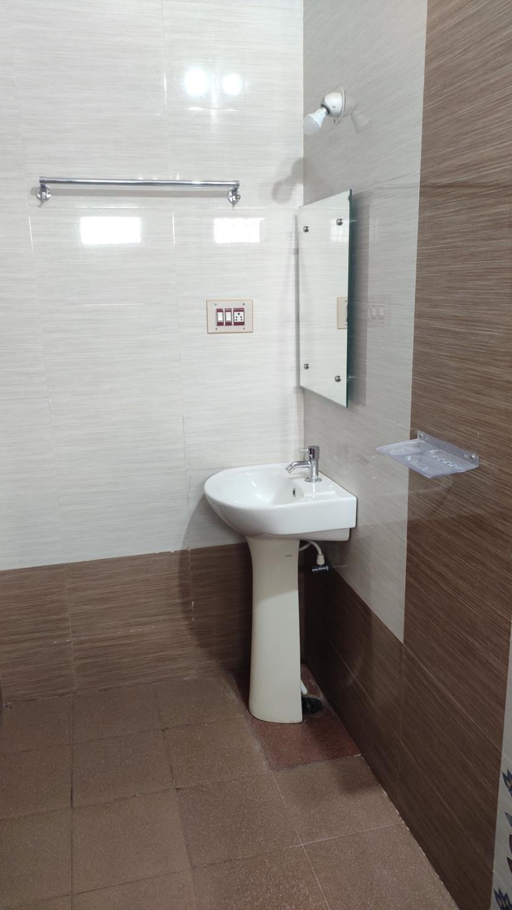 Deluxe Double Room with Balcony - Photo 18