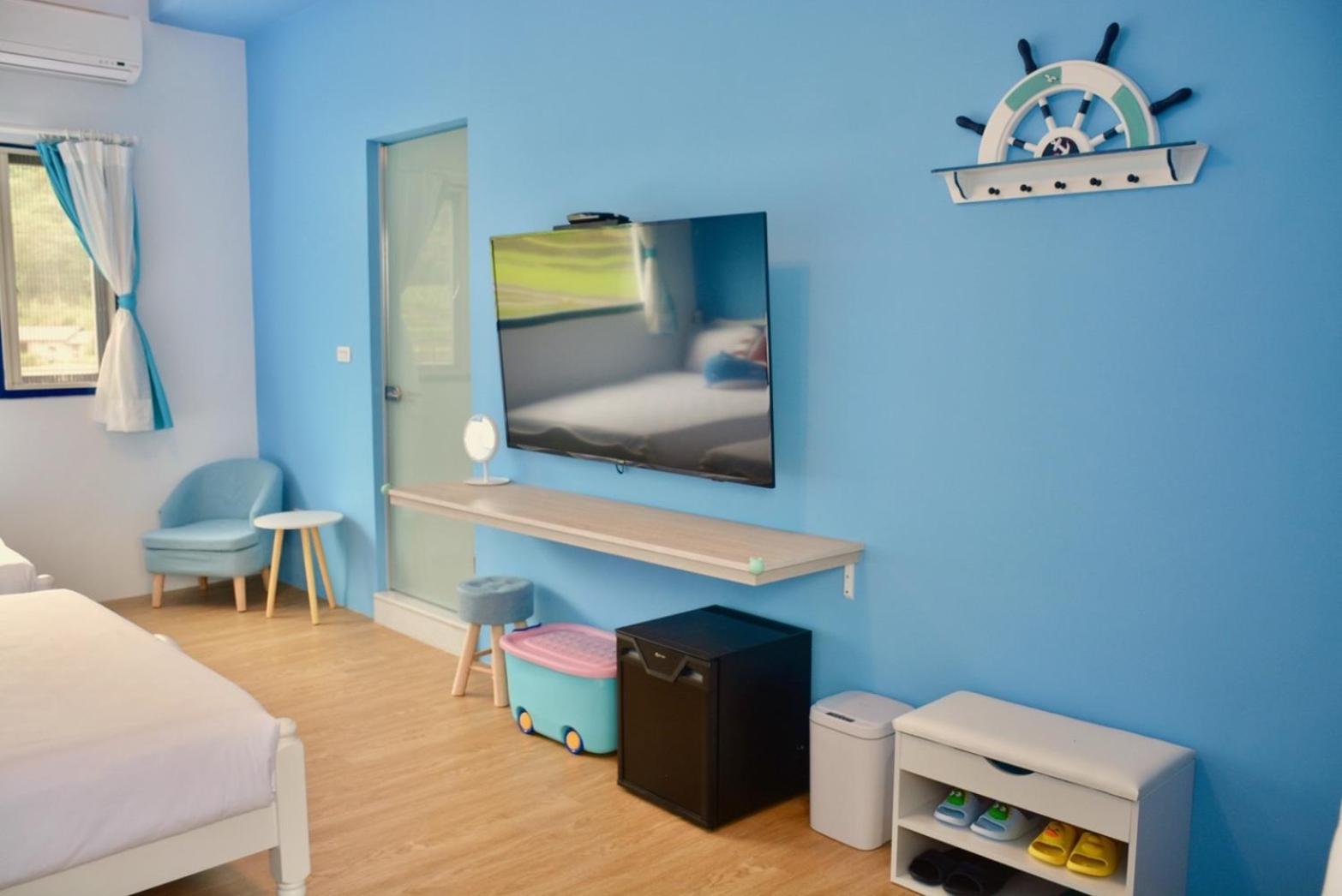 Family Room with Mountain View photo 3