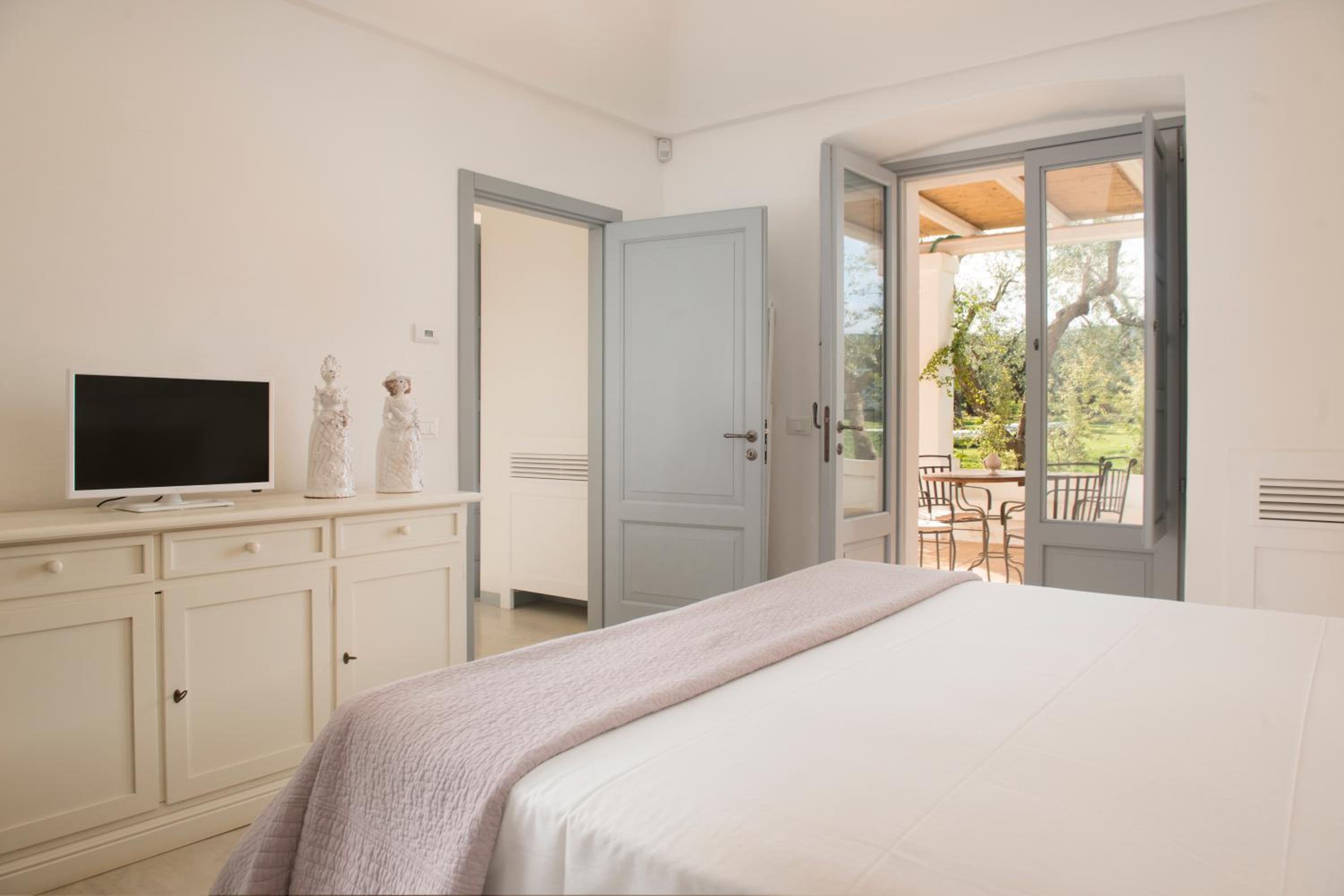 Deluxe Room (2 Adults + 1 Child) photo 2