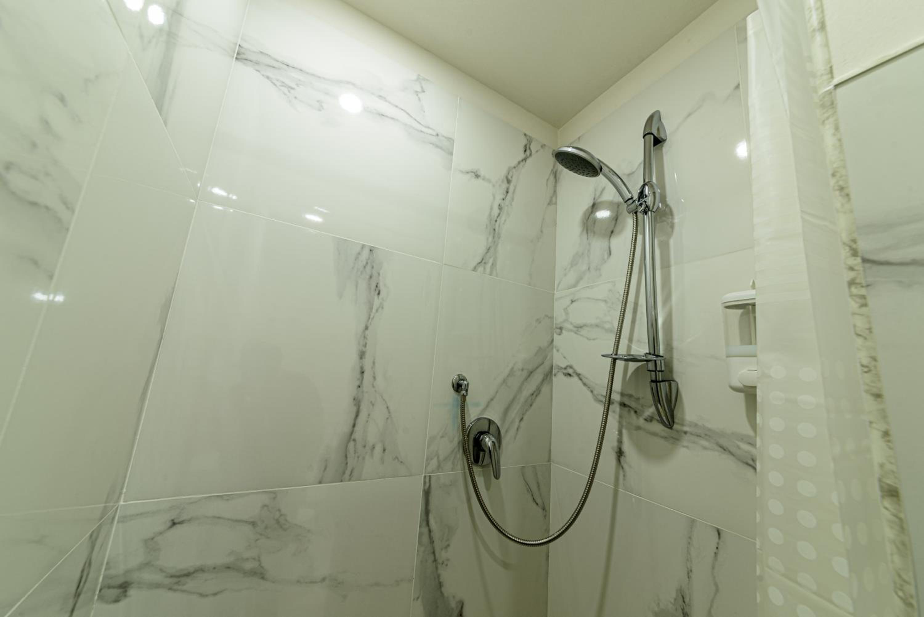 Twin Room with Private Bathroom - Photo 5