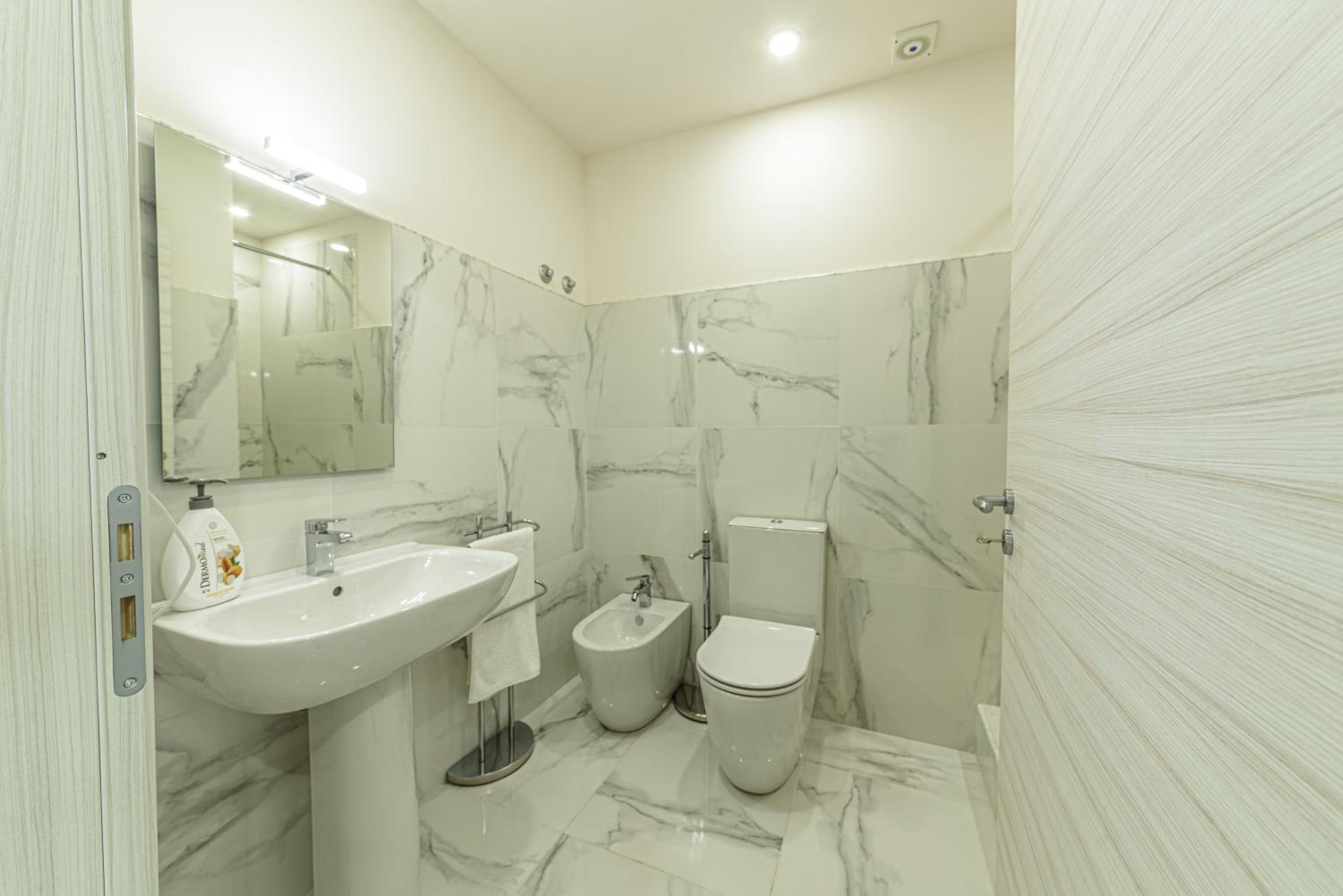 Twin Room with Private Bathroom - Photo 4