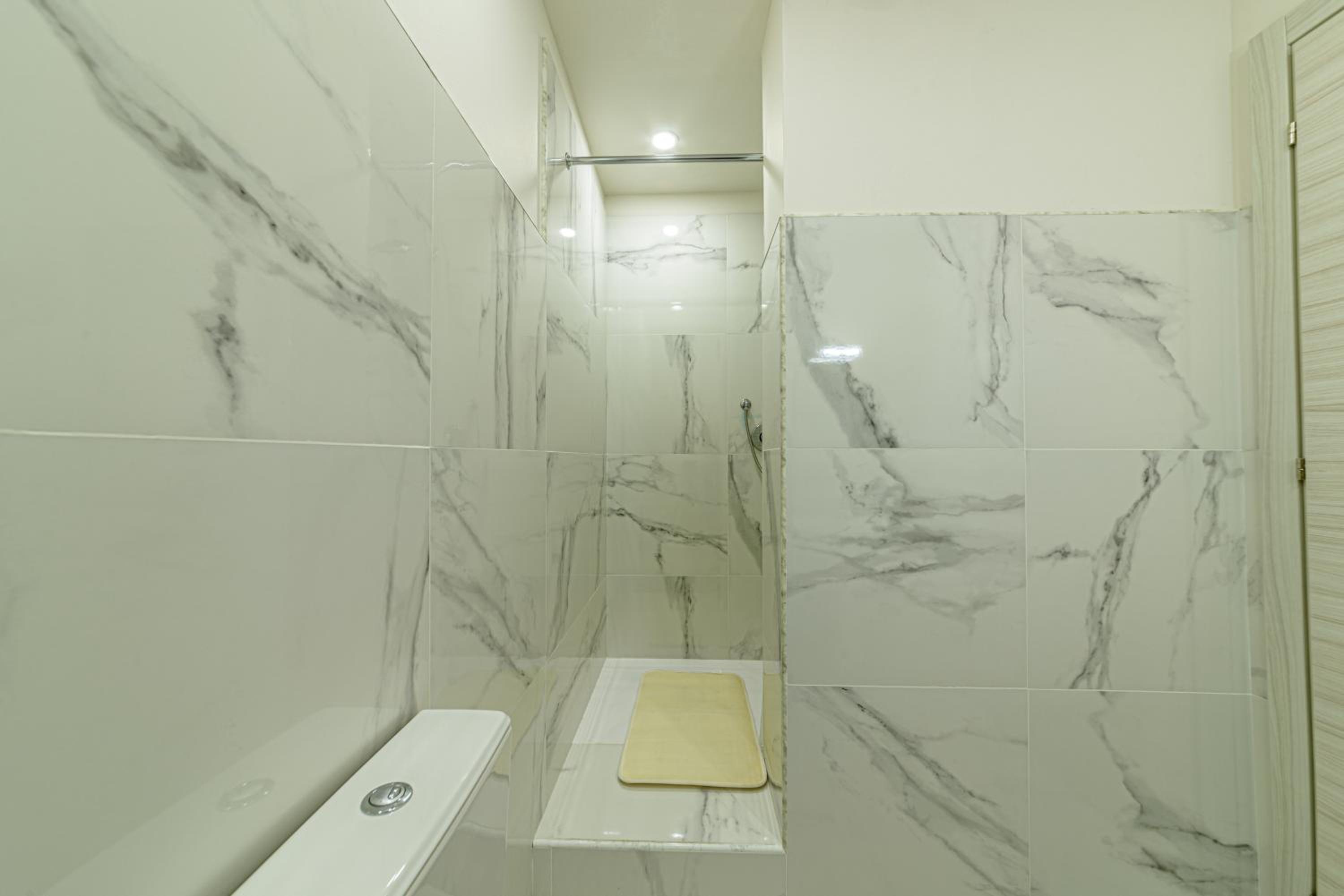 Twin Room with Private Bathroom - Photo 3