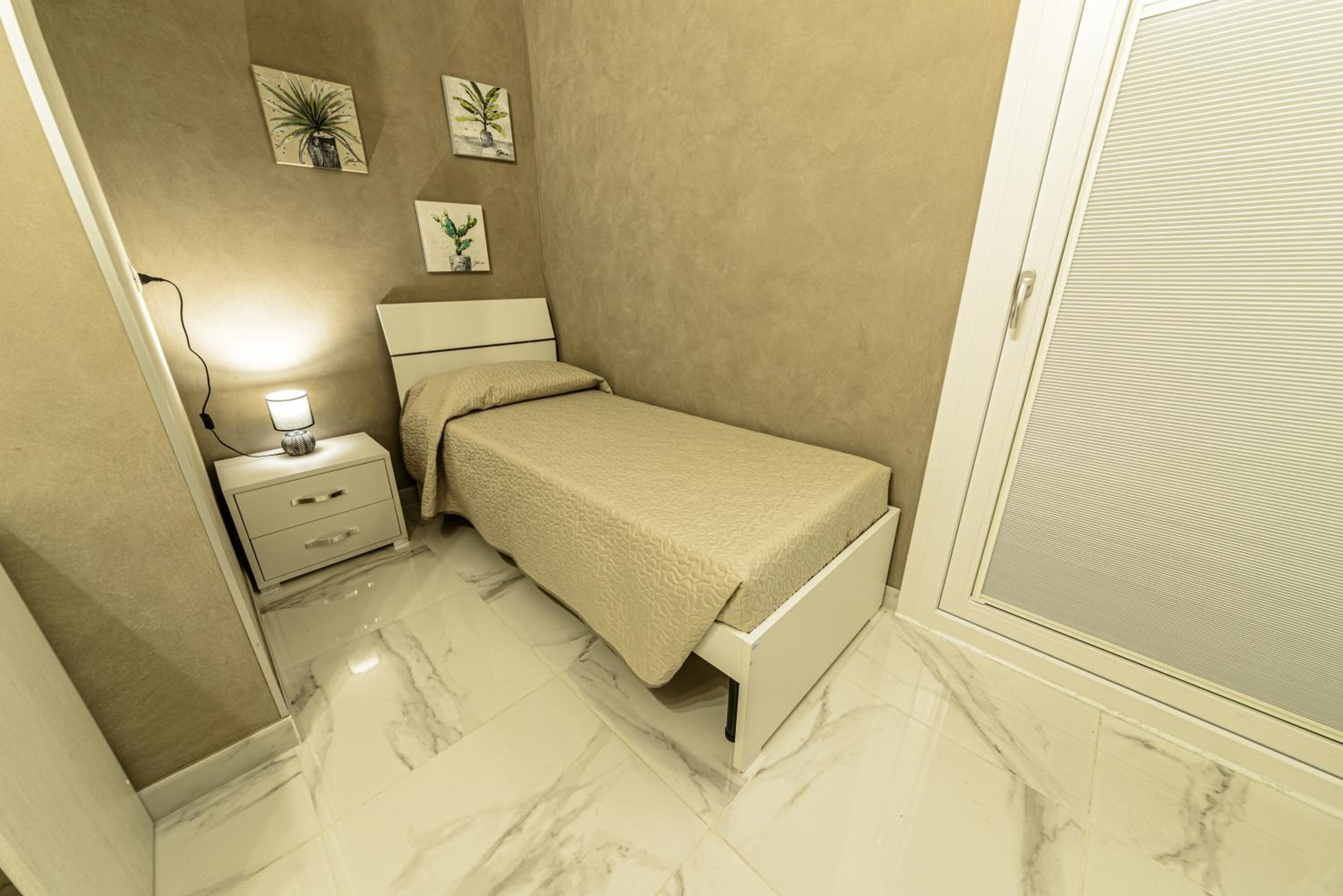 Twin Room with Private Bathroom - Photo 2