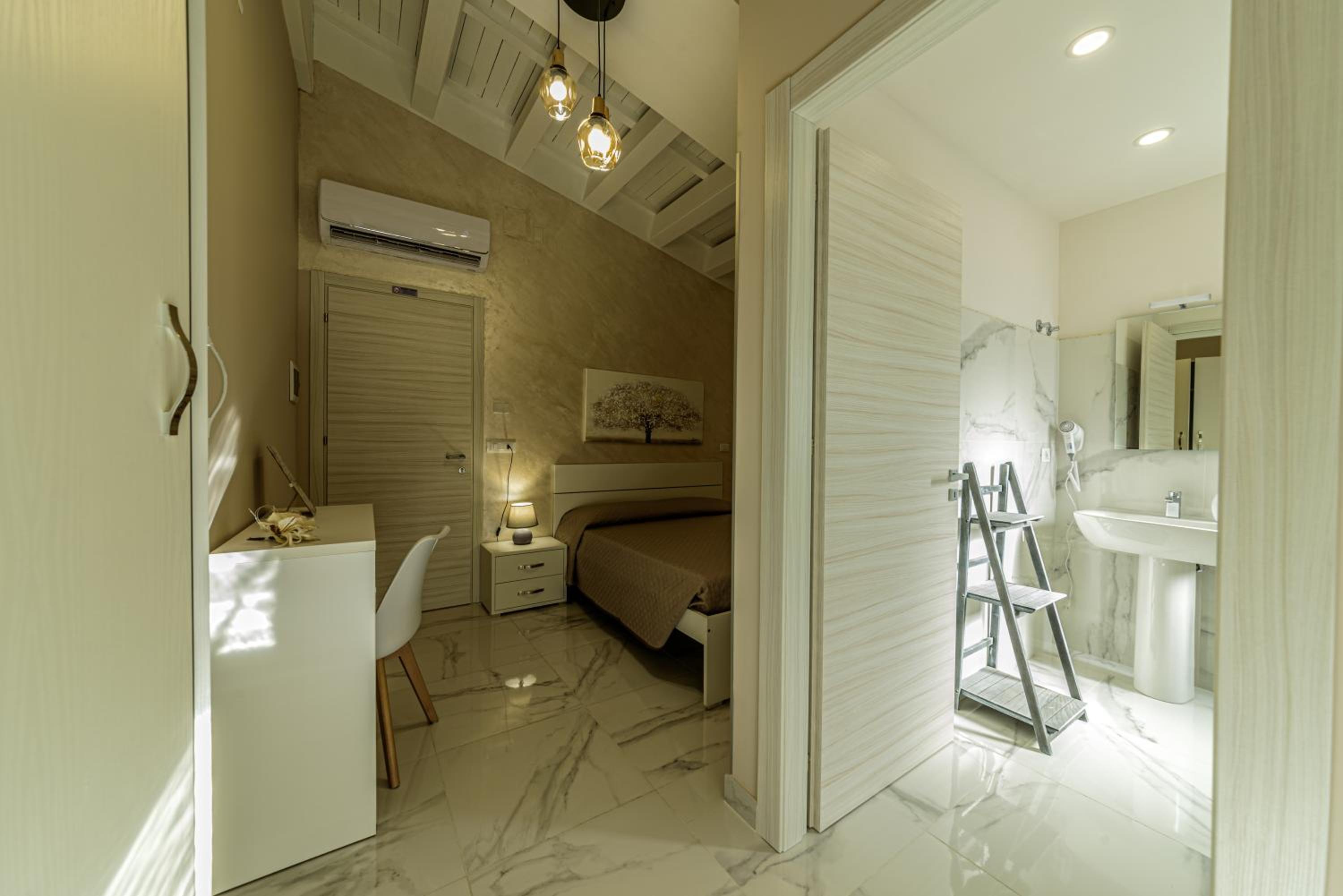 Double Room with Private Bathroom - Photo 2