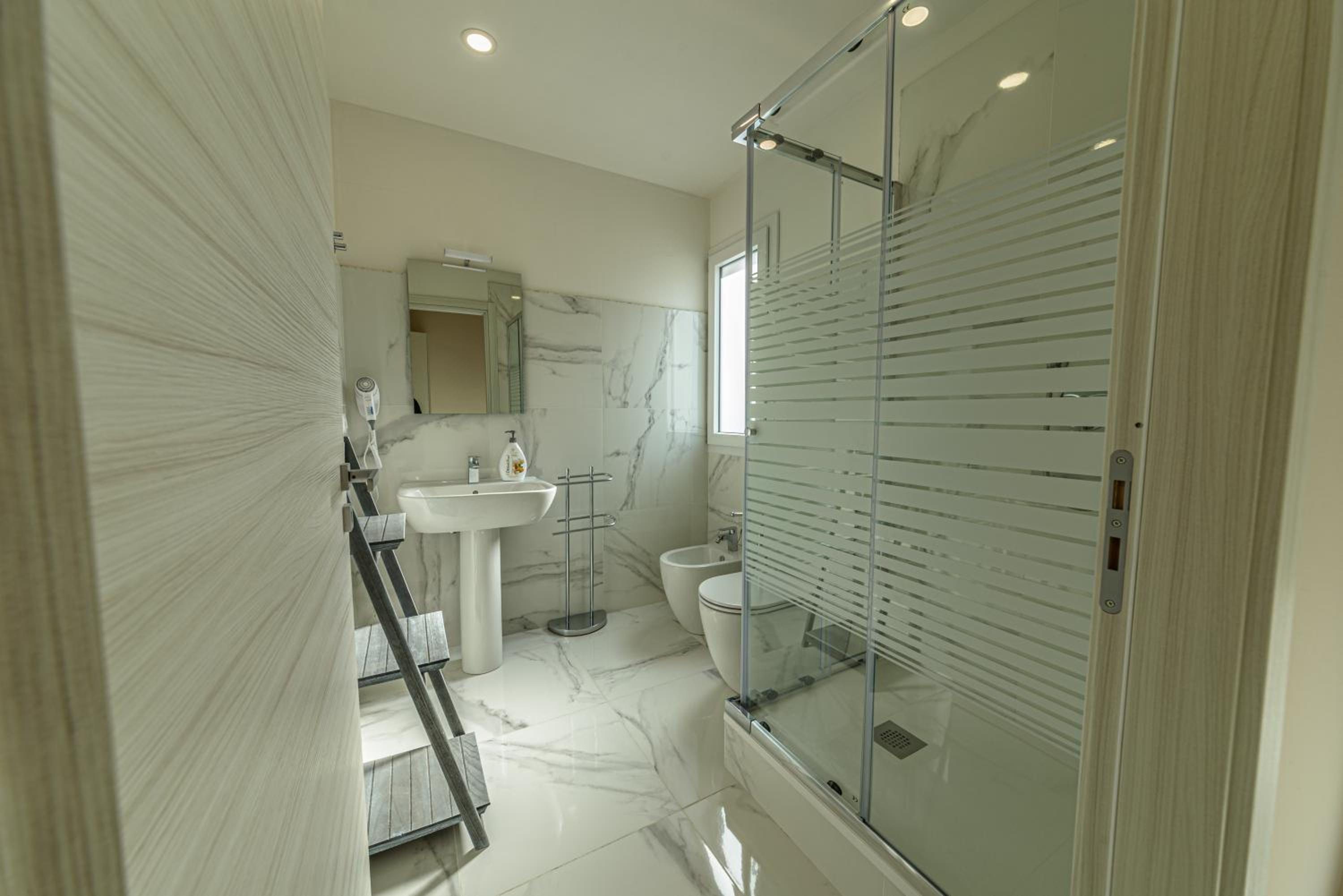 Double Room with Private Bathroom - Photo 10