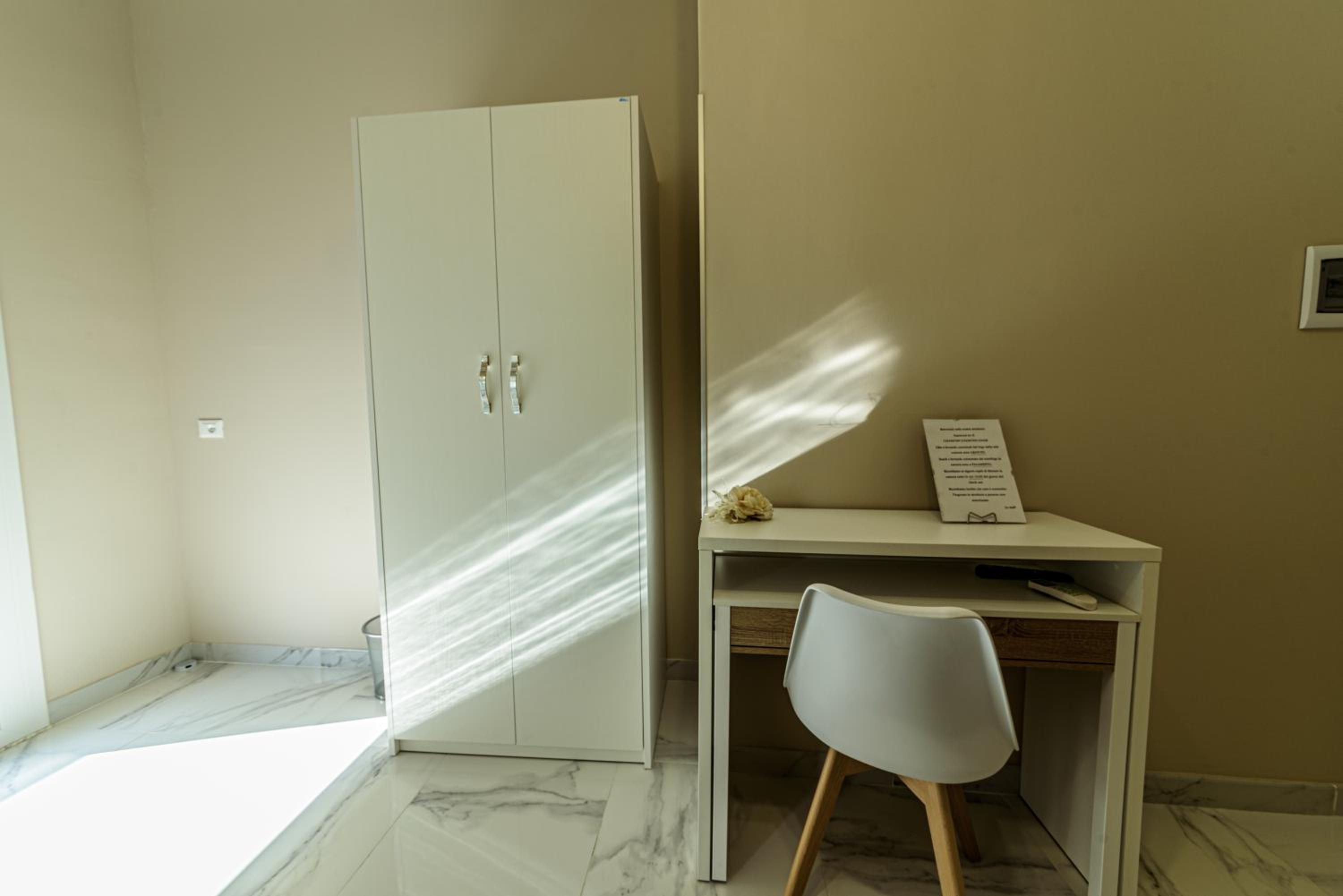 Double Room with Private Bathroom - Photo 9