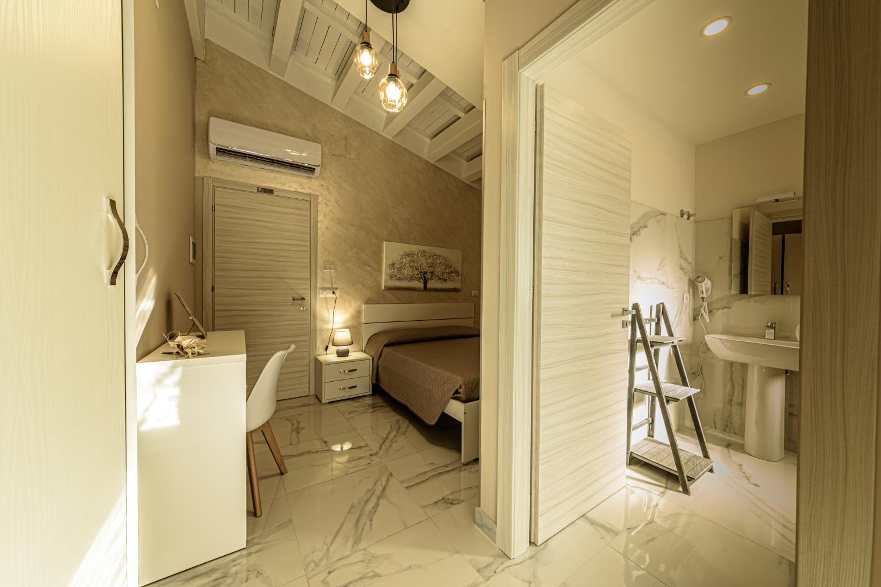 Double Room with Private Bathroom - Photo 8