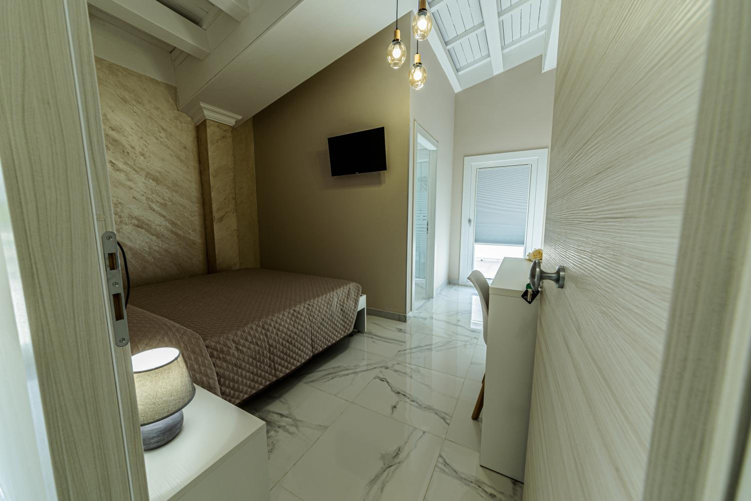 Double Room with Private Bathroom - Photo 7