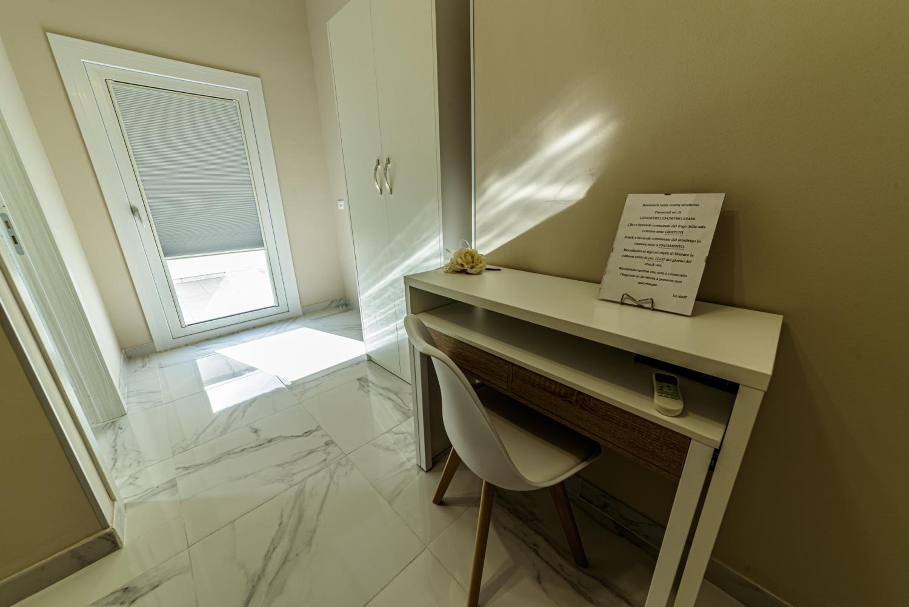 Double Room with Private Bathroom - Photo 11