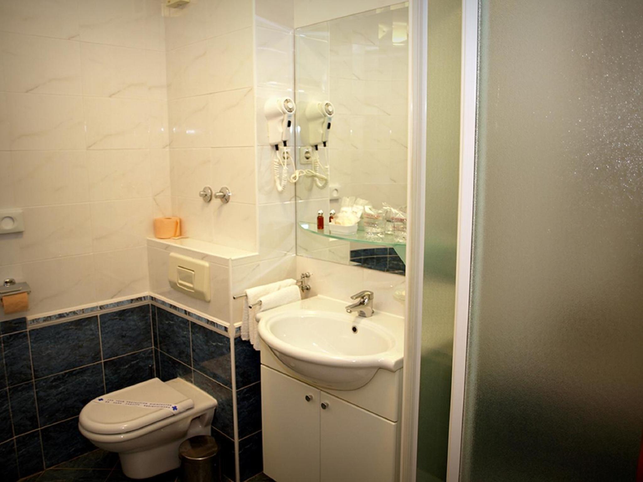 Double or Twin Room - Photo 7