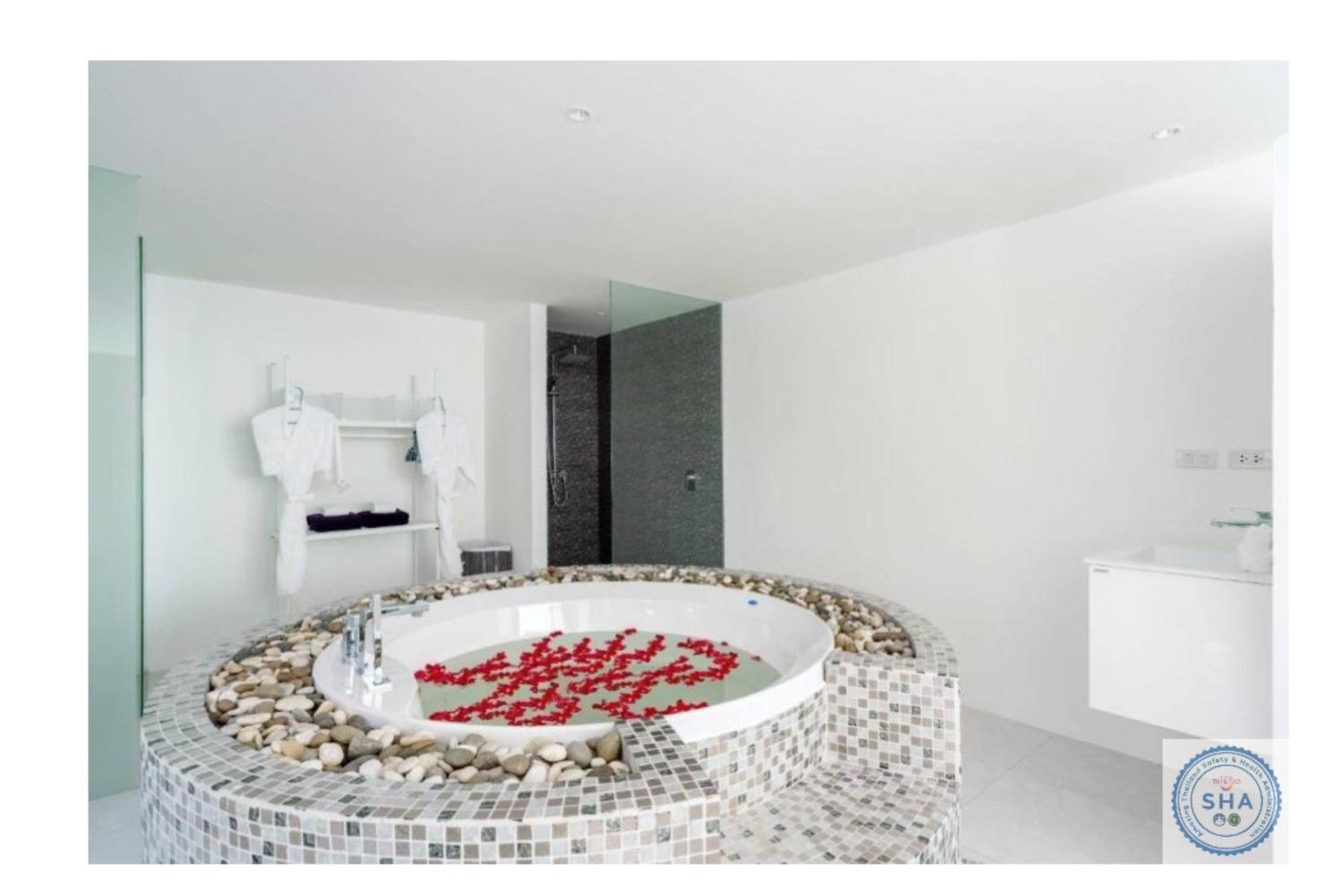 Superior Suite with Sea View - Photo 36