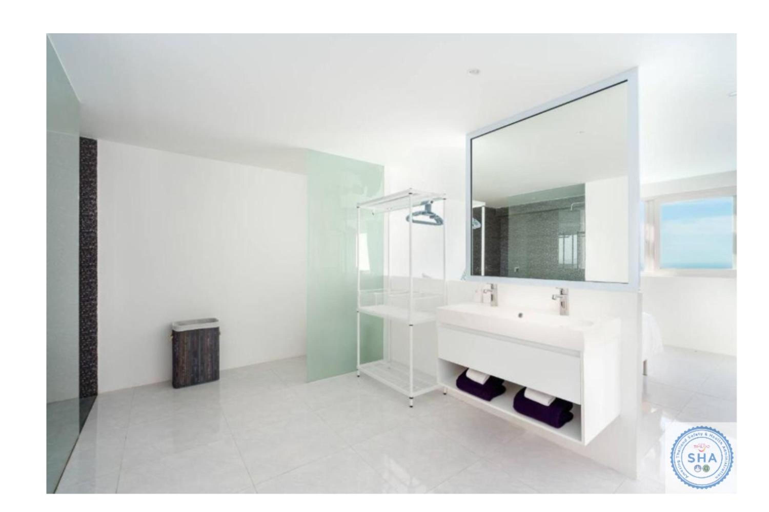 Superior Suite with Sea View - Photo 35