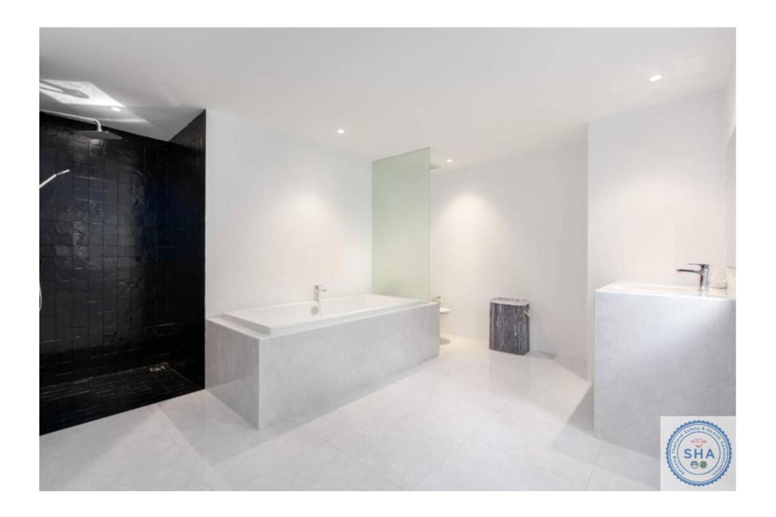 Superior Suite with Sea View - Photo 28