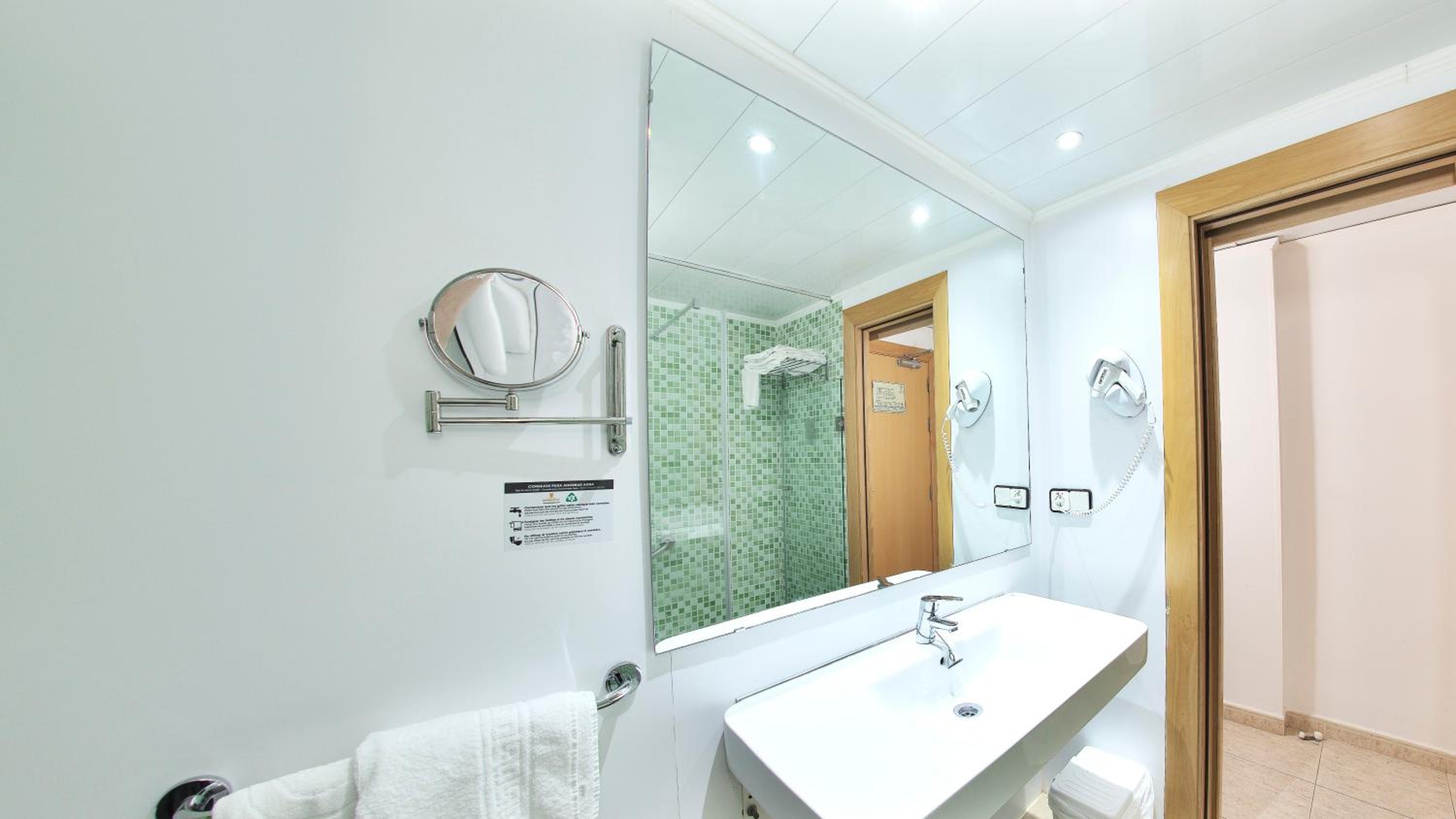 Double or Twin Room - Photo 6