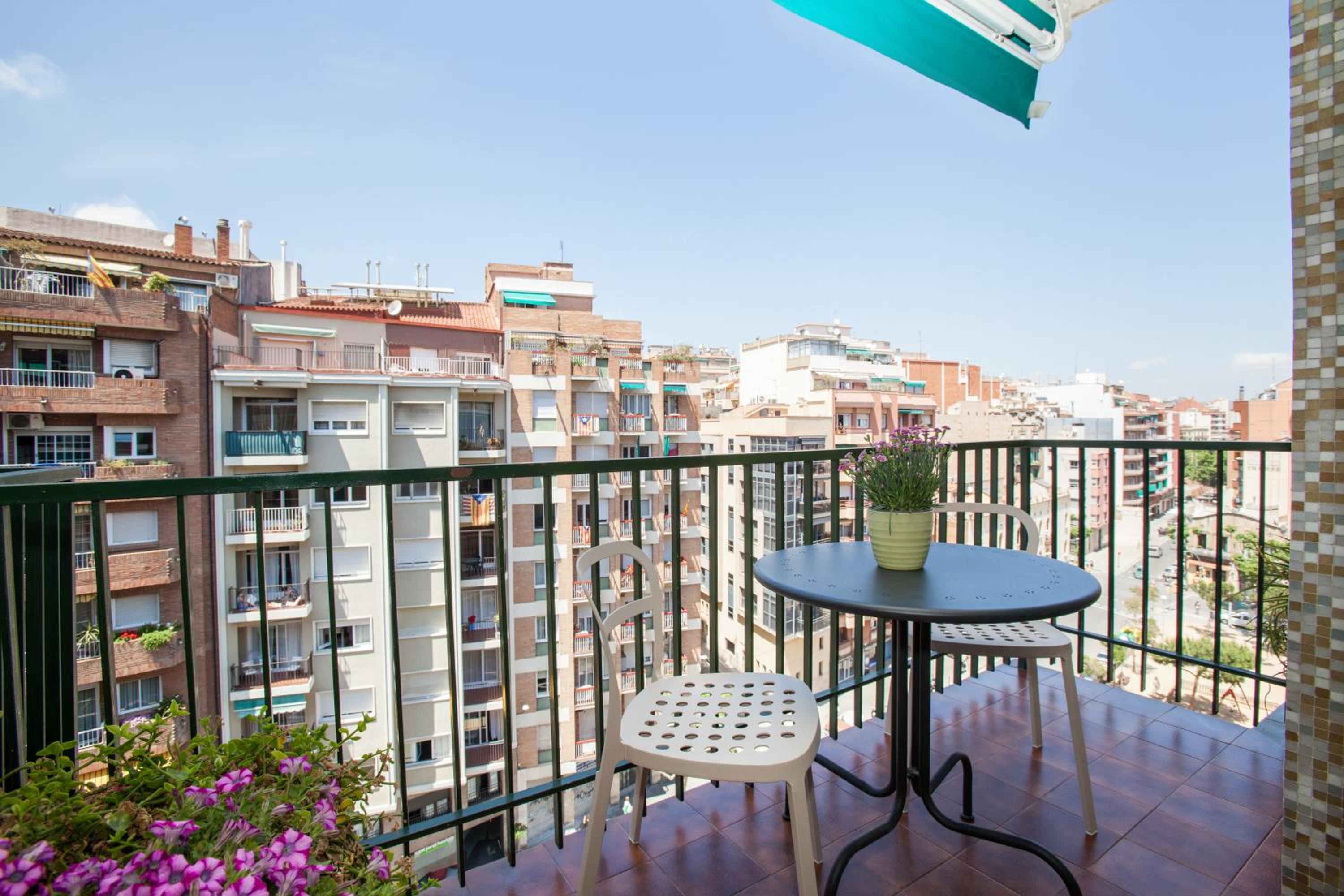 Three-Bedroom Apartment with Balcony photo 2