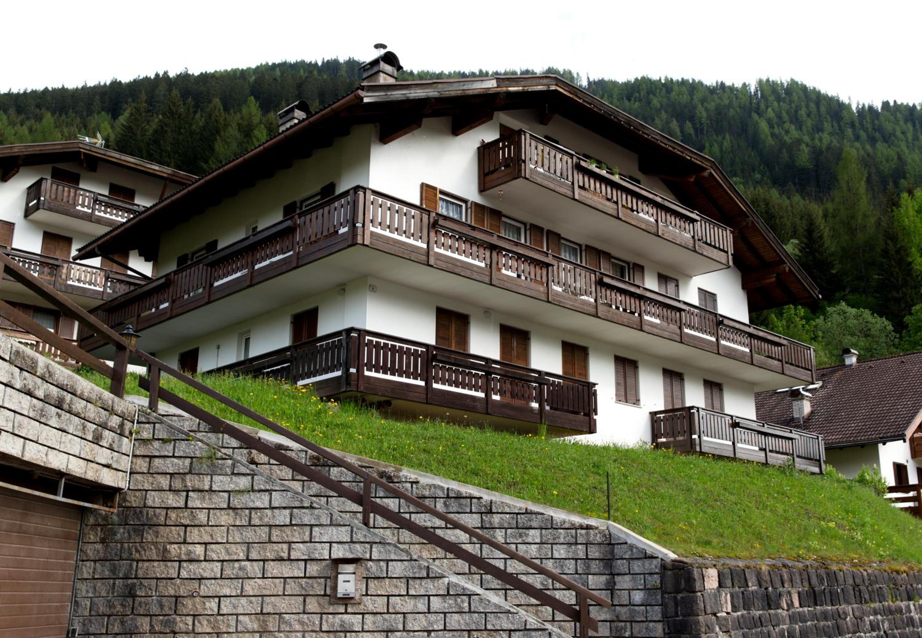 One-Bedroom Apartment with Mountain View - Separate Building