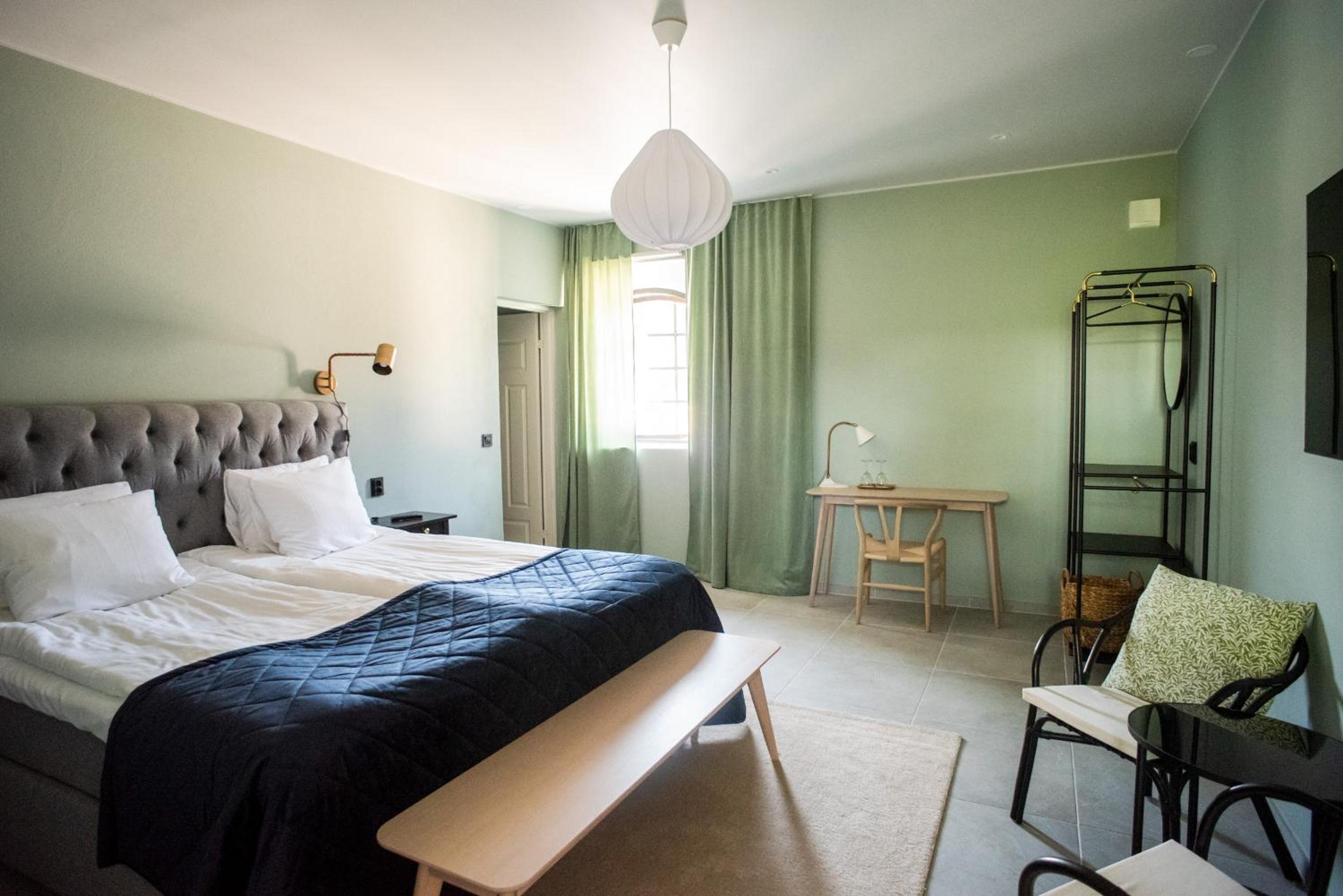 Deluxe King Room - Photo 7