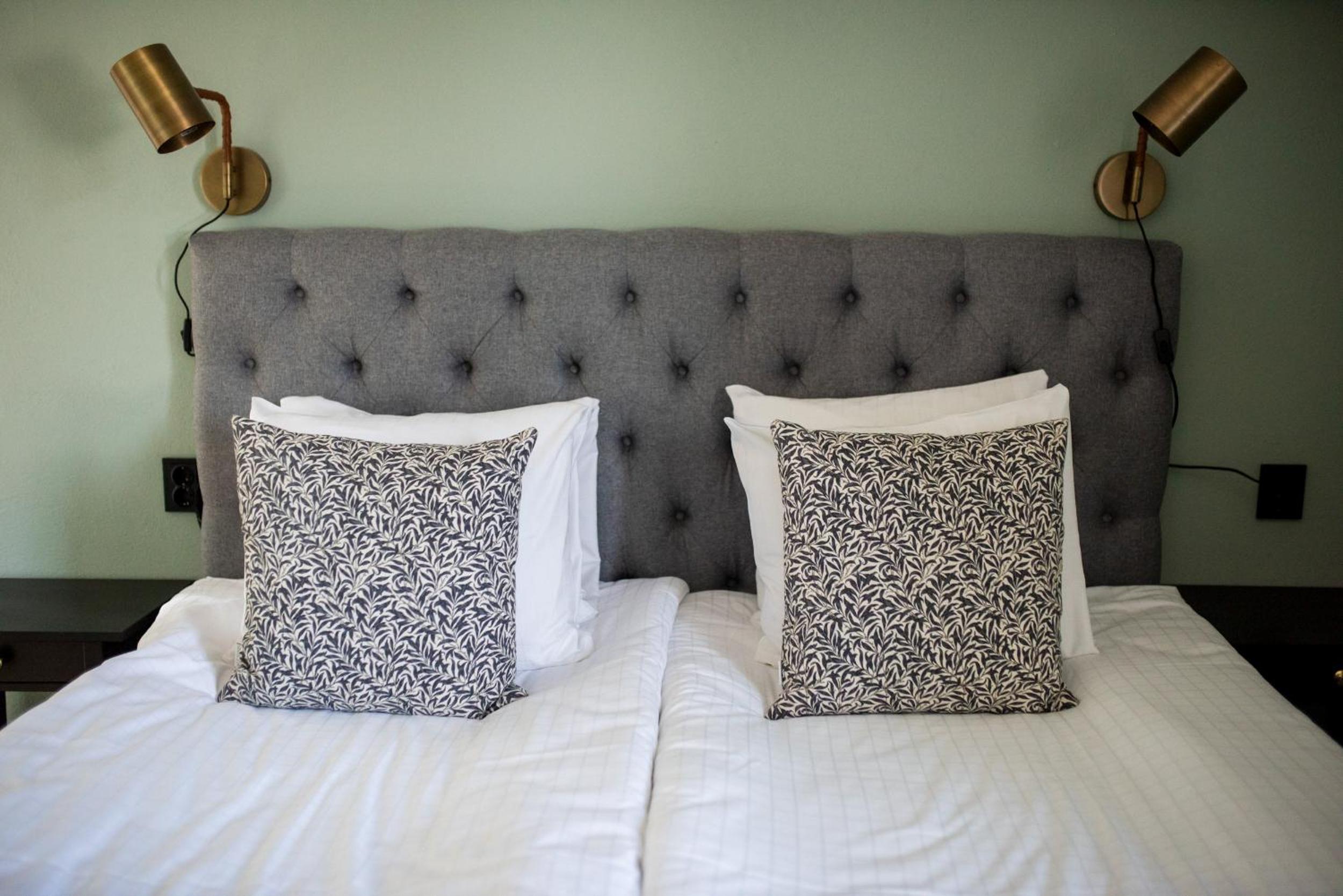 Deluxe King Room - Photo 9