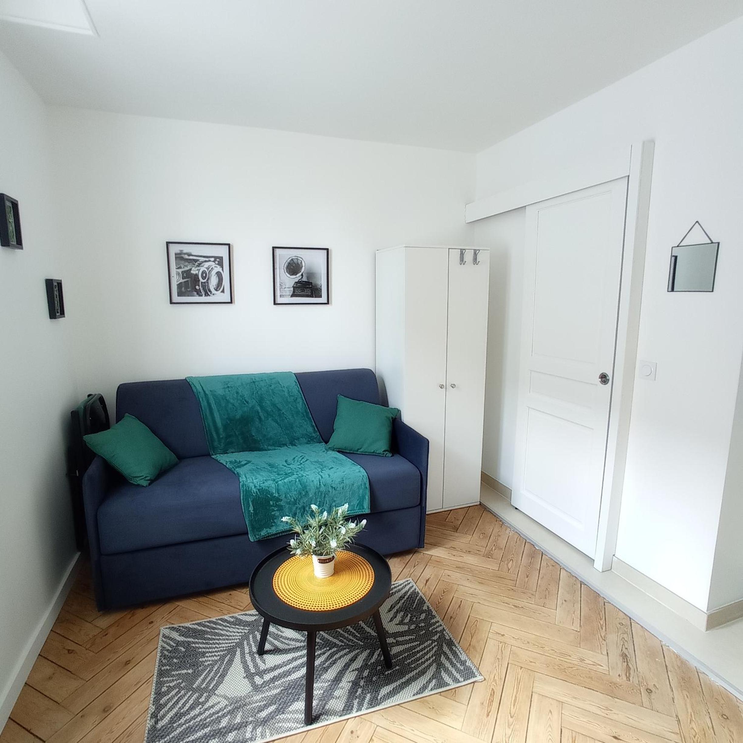 Studio with Sofa Bed - Photo 6