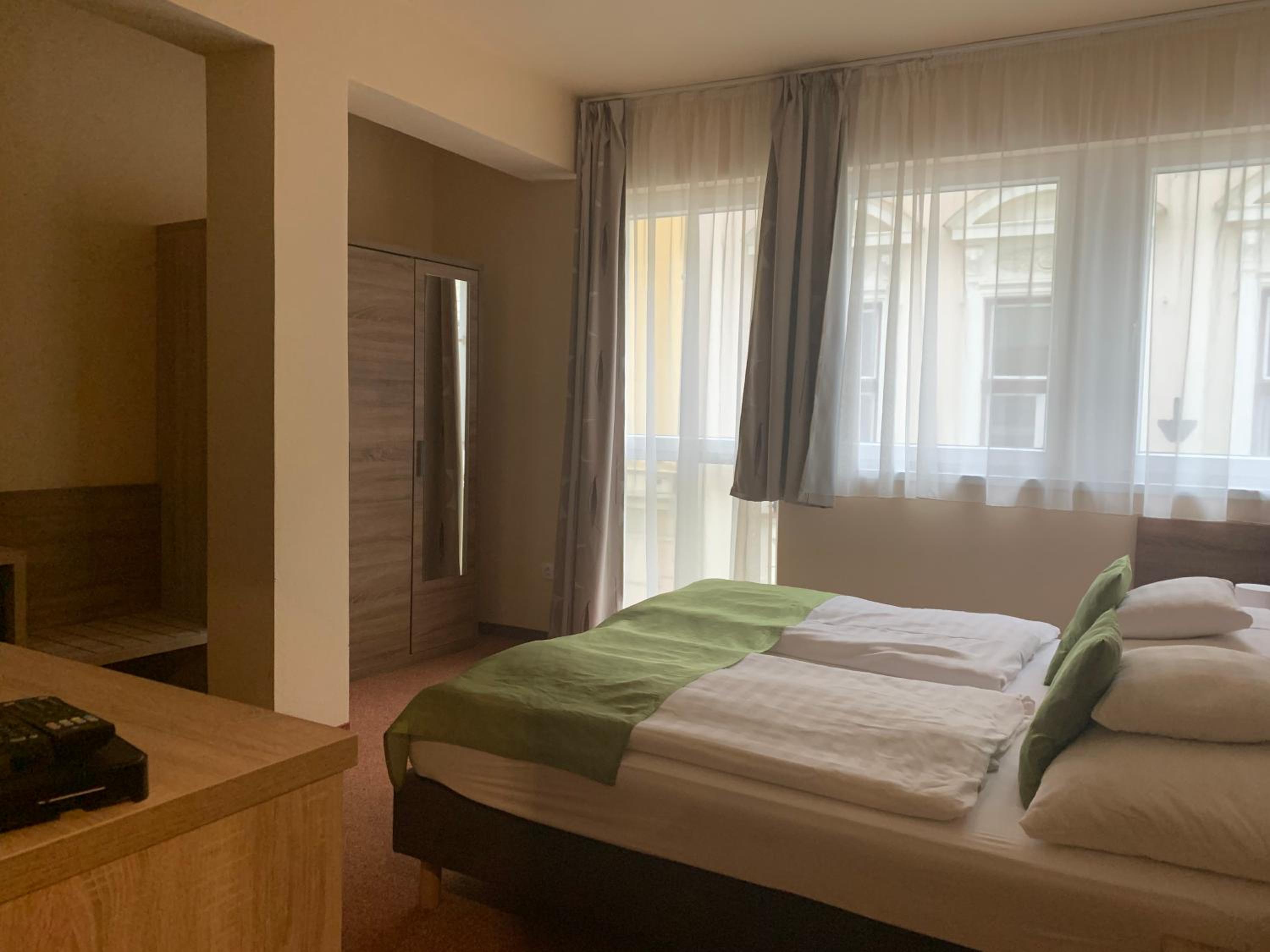 Standard Double or Twin Room - Photo 12
