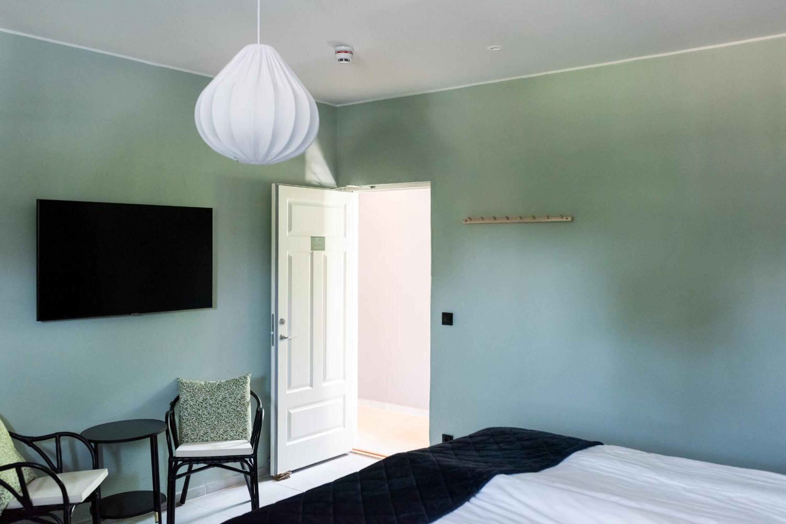 Deluxe King Room - Photo 13
