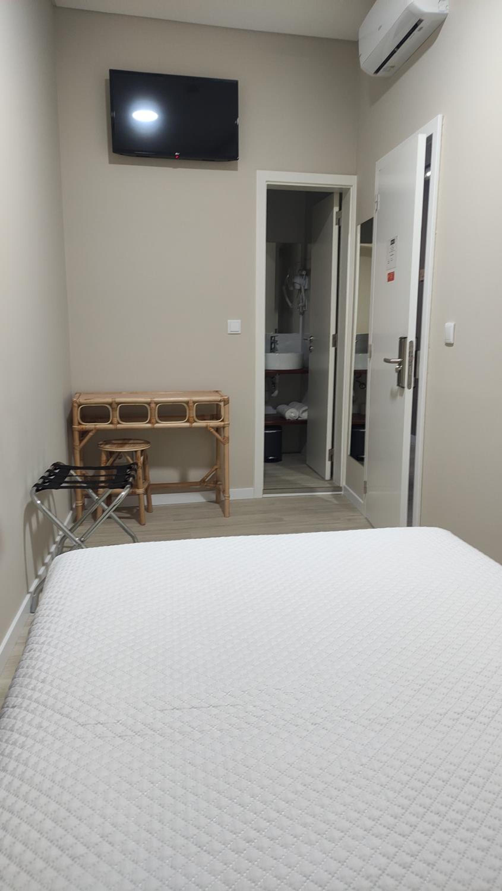 Single Room with Private Bathroom photo 3