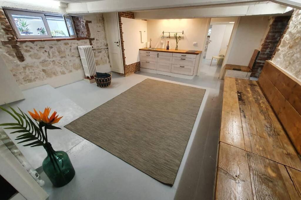 One-Bedroom Apartment - Photo 2